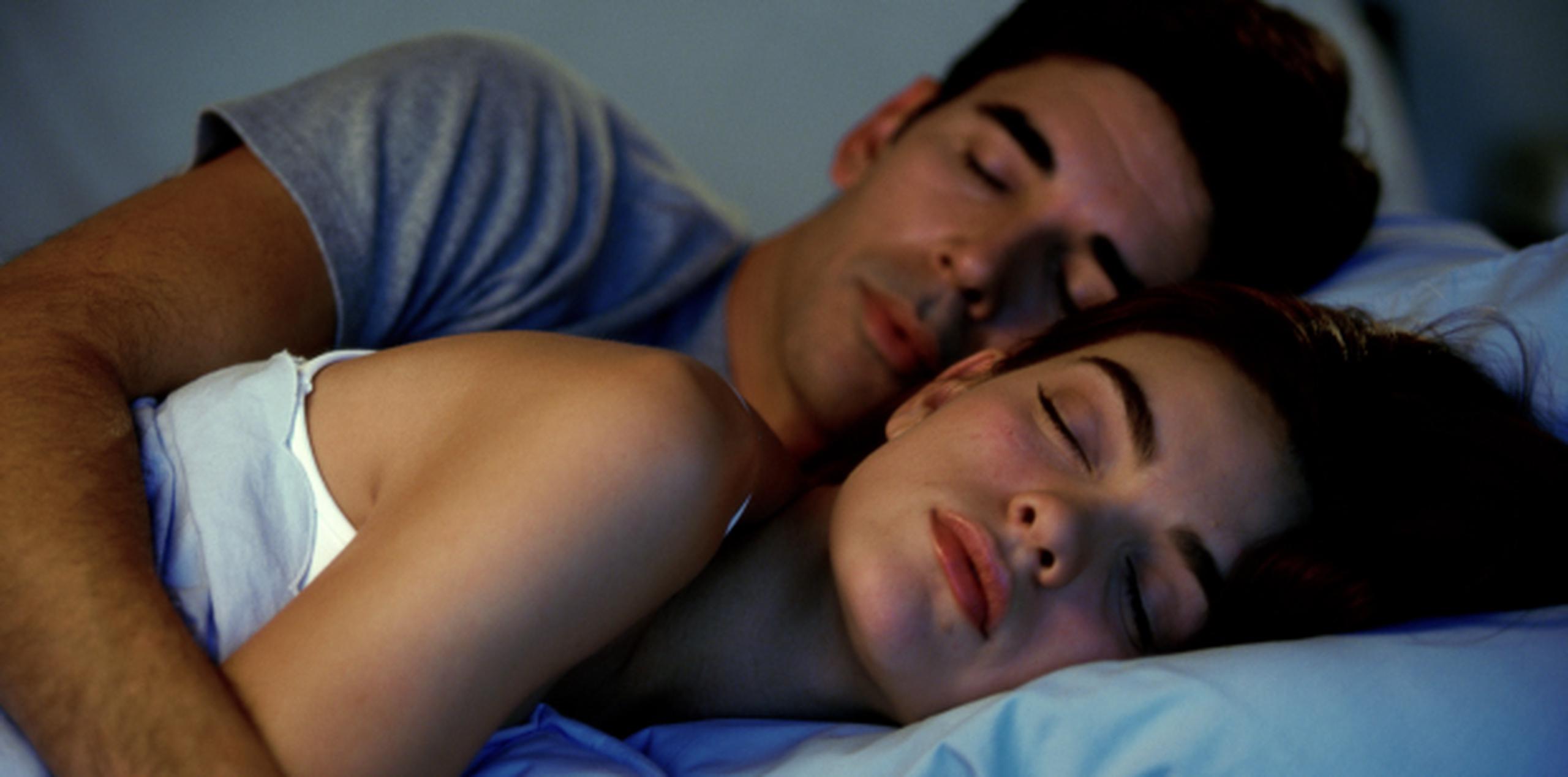 Si duermen abrazados estarán estableciendo una conexión más profunda. (Archivo)