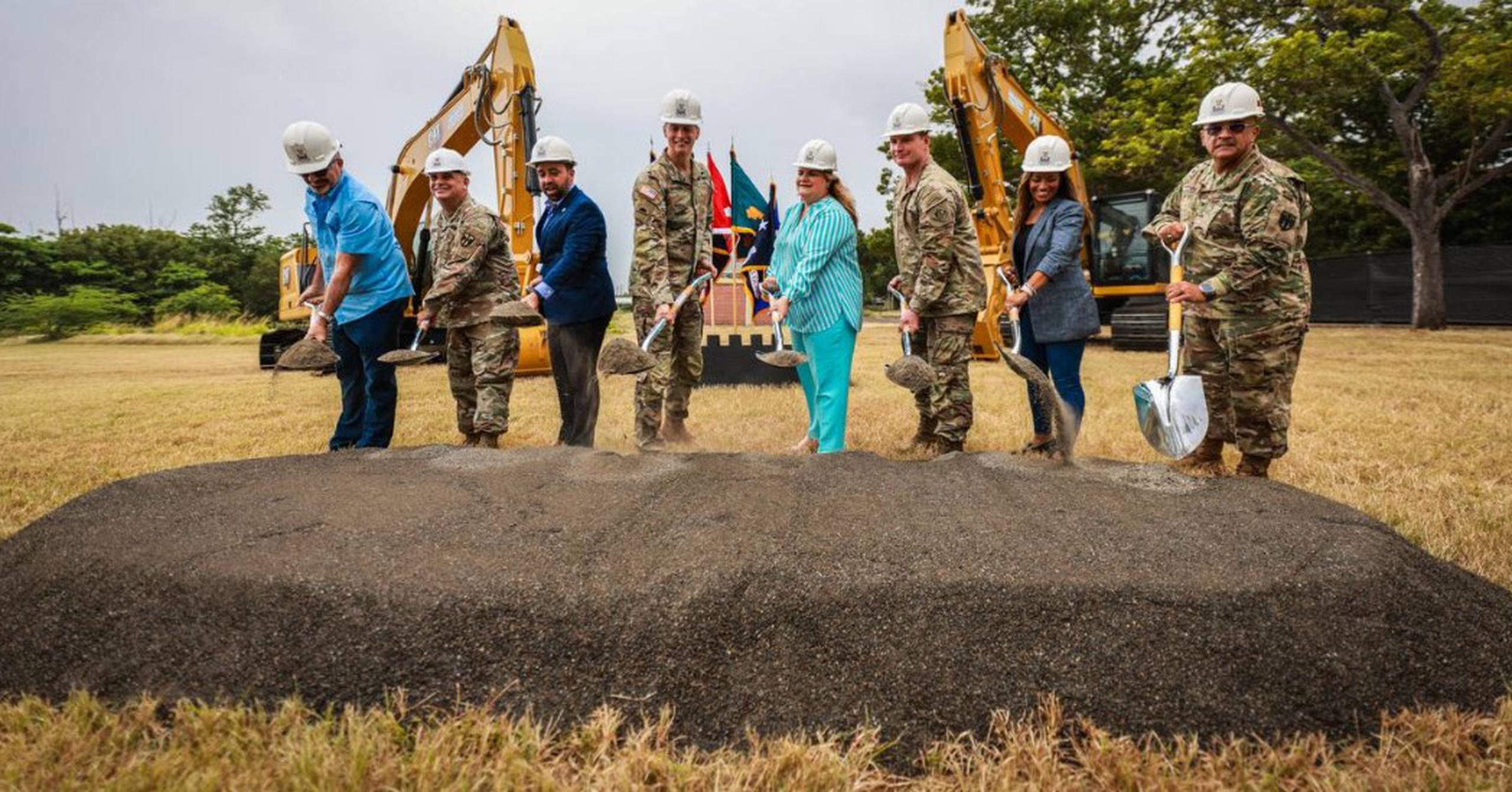 La comisionada residente, Jenniffer González, y otros funcionarios colocan la primera piedra de la obra de reconstrucción que se realizará en el Campamento Santiago, en Salinas.