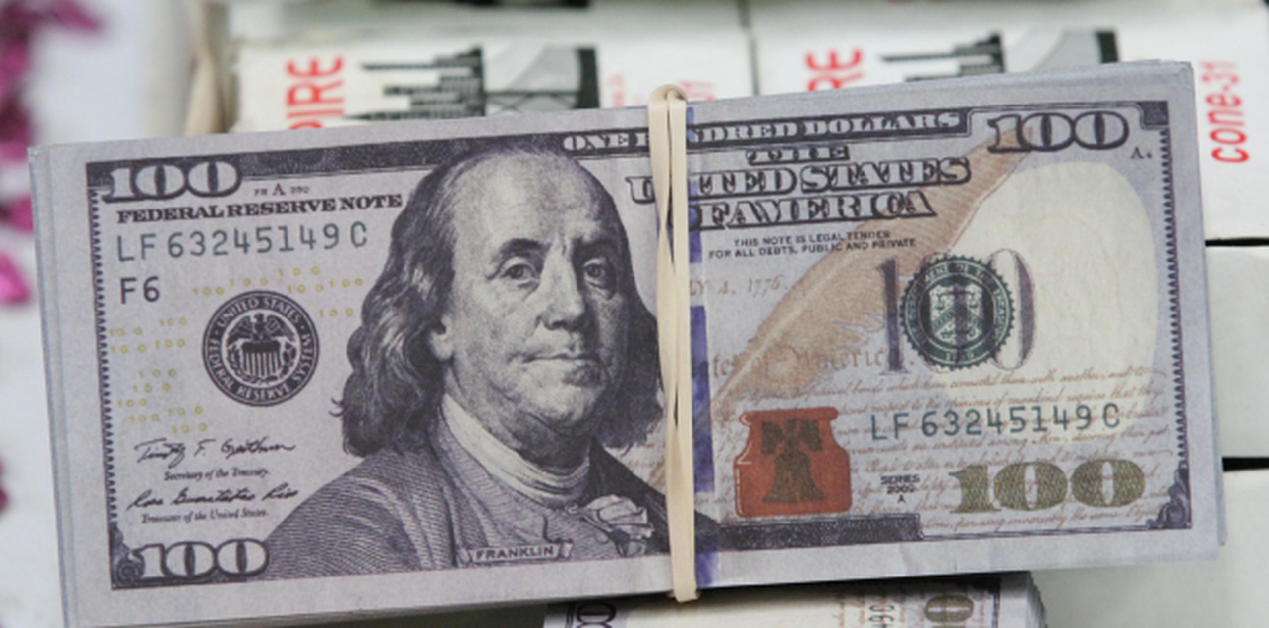 Aunque no es un problema consistente, las autoridades incautaron la semana pasada $55,000 en billetes falsos de $100. (Archivo)