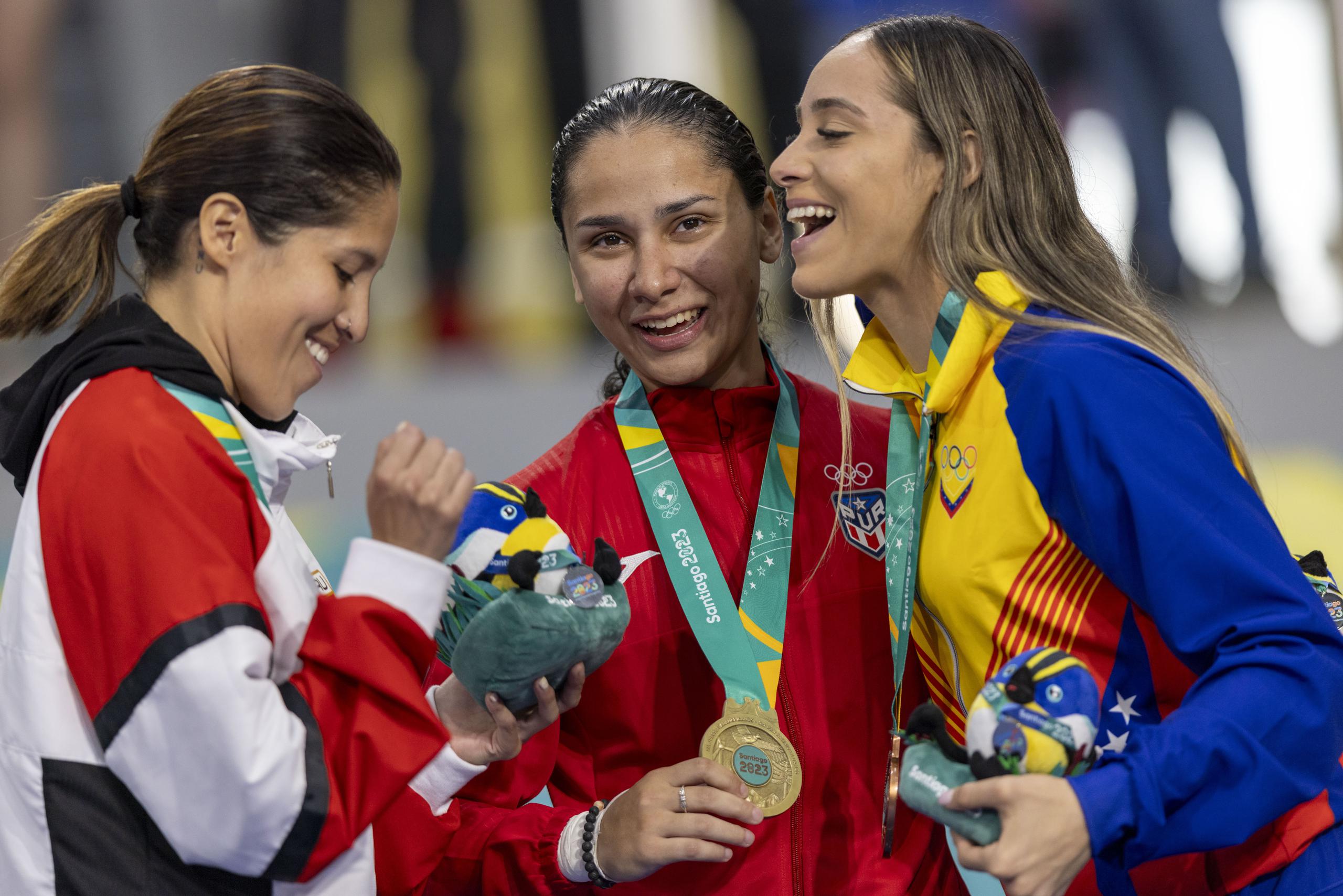 Janessa Fonseca compartió con las demás competidoras en el podio después de recibir sus respectivas medallas.