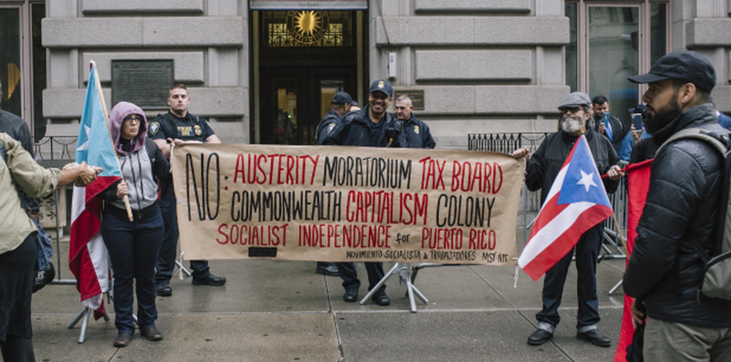 Manifestantes se organizaron fuera del edificio de aduanas Alexander Hamilton en la ciudad de Nueva York para protestar la primera reunión. (Christopher Gregory/GFR Media)
