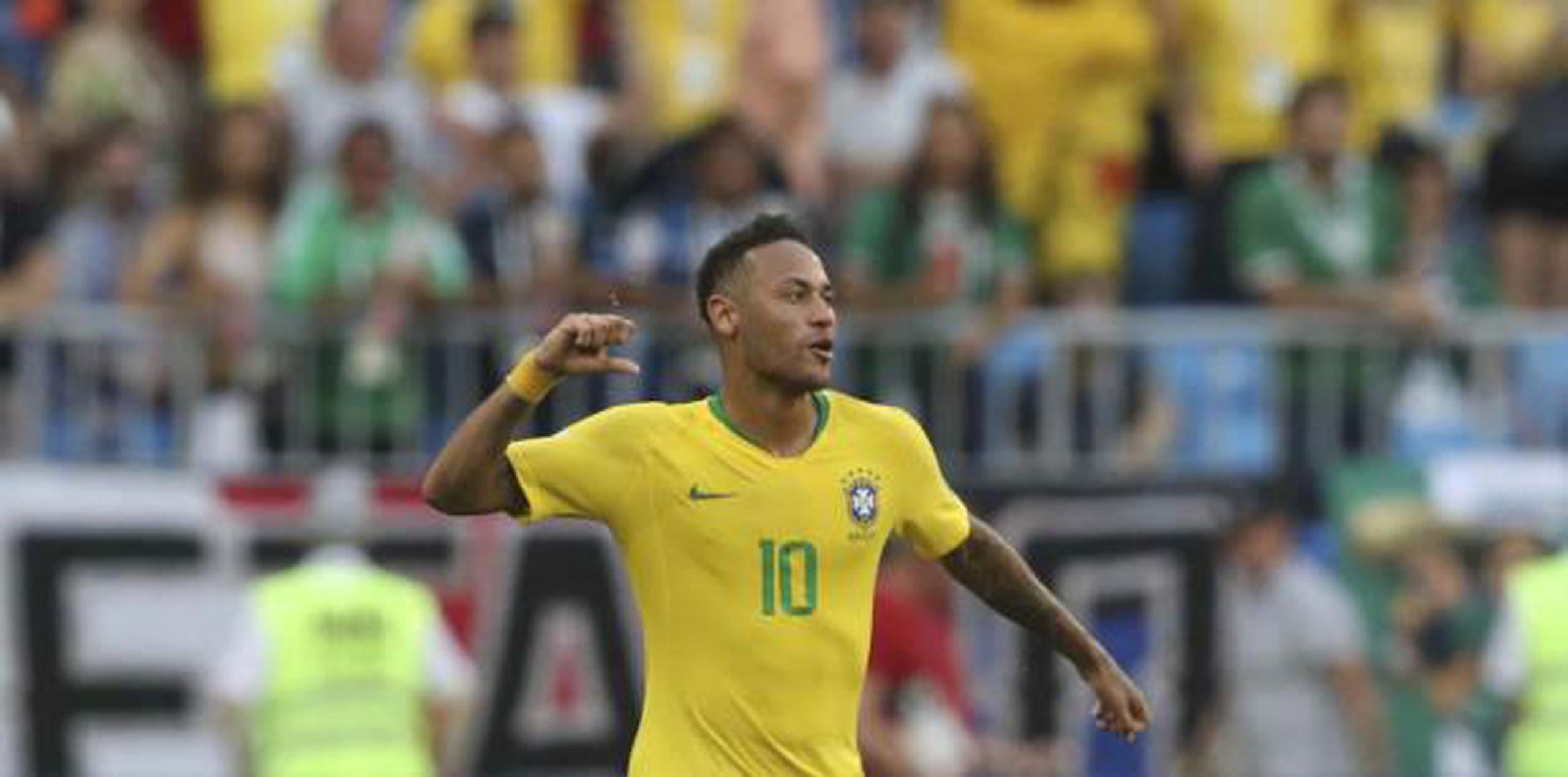 El equilibrio y la firmeza defensiva son dos rasgos centrales del pentacampeón mundial  que no por ello traiciona su genética creativa, encarnada por figuras como Neymar. (AP)