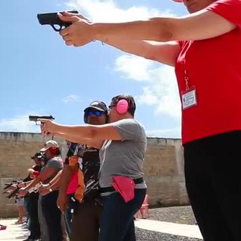 Adiestran a casi un centenar de mujeres en armas de fuego
