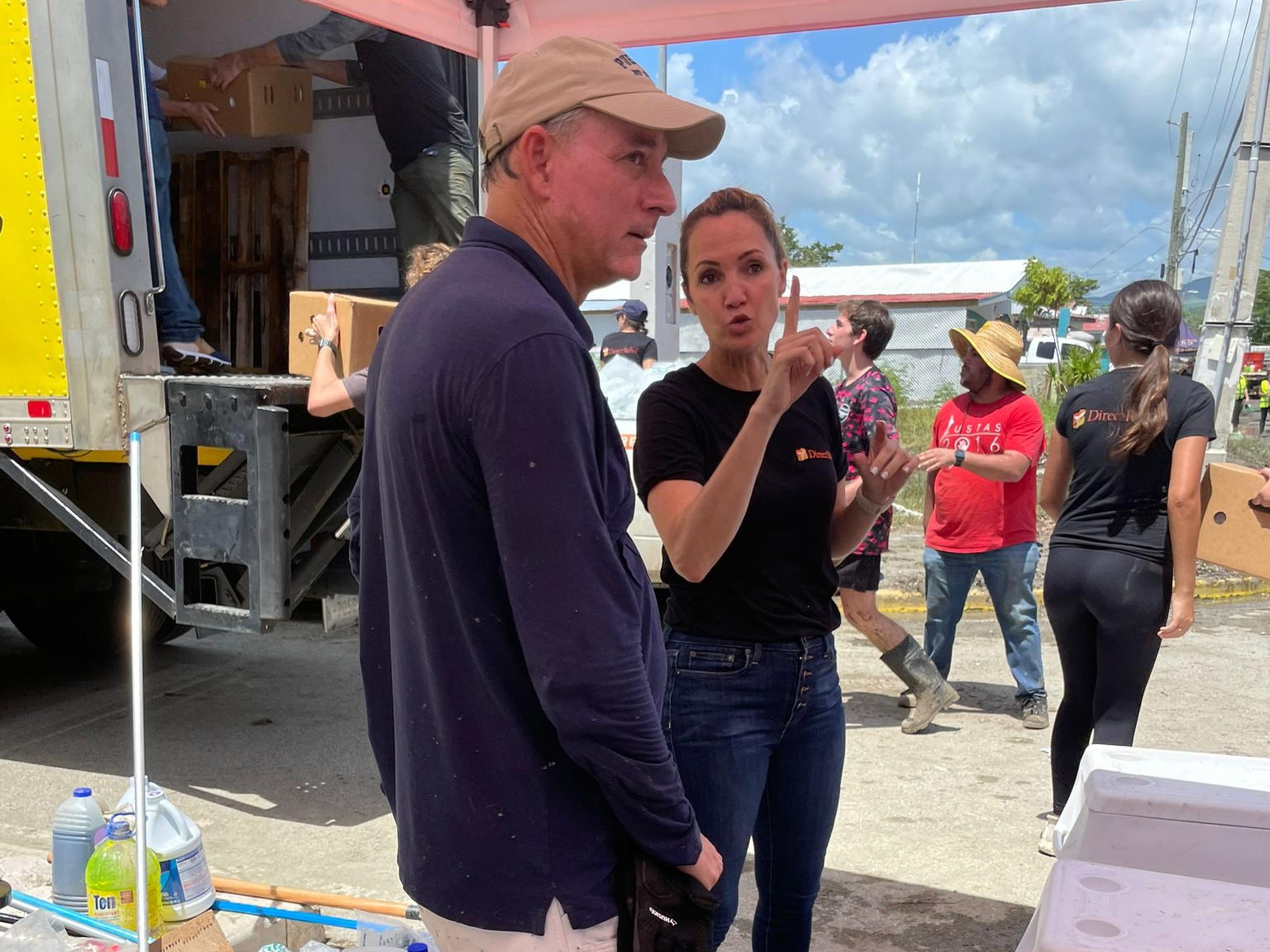 El fiscal federal Stephen Muldrow, junto a la asesora ejecutiva de Direct Relief, Ivonne Rodríguez Wiewall, se unieron para asistir a las personas afectadas del sector Playa en Salinas por el huracán Fiona.