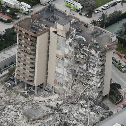 Tras colapso de condominio en Miami: “Solo Dios podría salvarlos”