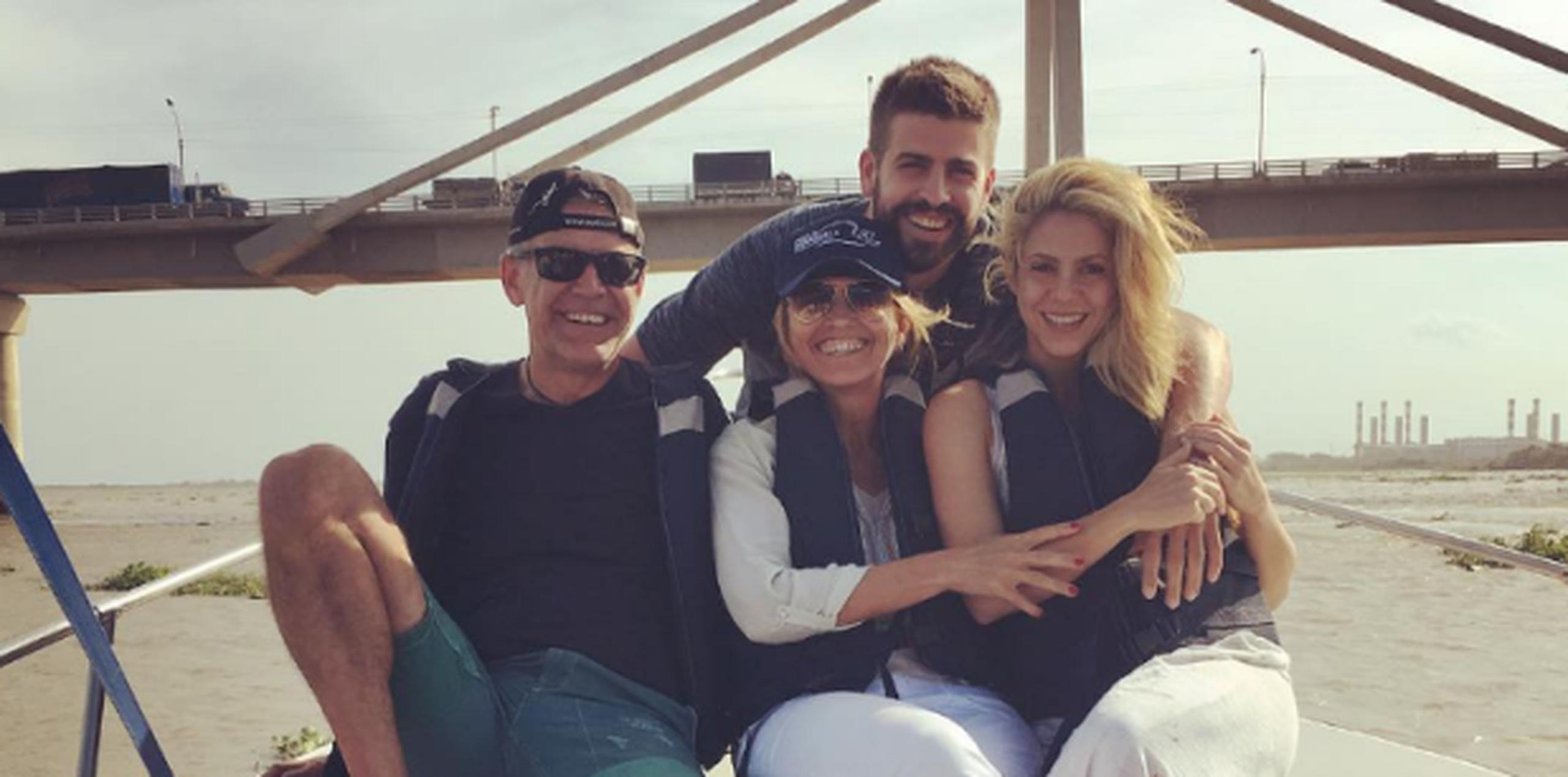 Shakira, Piqué y sus padres de paseo por el Río Magdalenda en Barranquilla, Colombia. (Instagram)