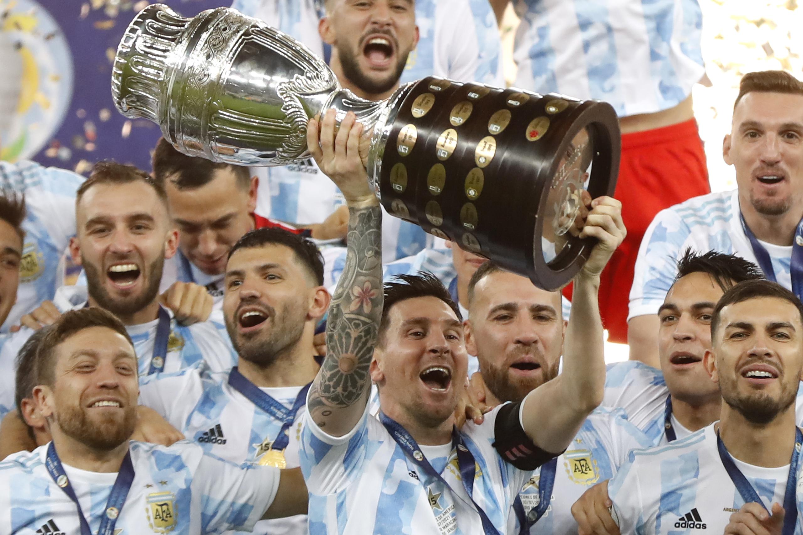 El capitán de la selección argentina, Lionel Messi, levanta el trofeo de campeón de la Copa América conquistado el sábado ante Brasil.