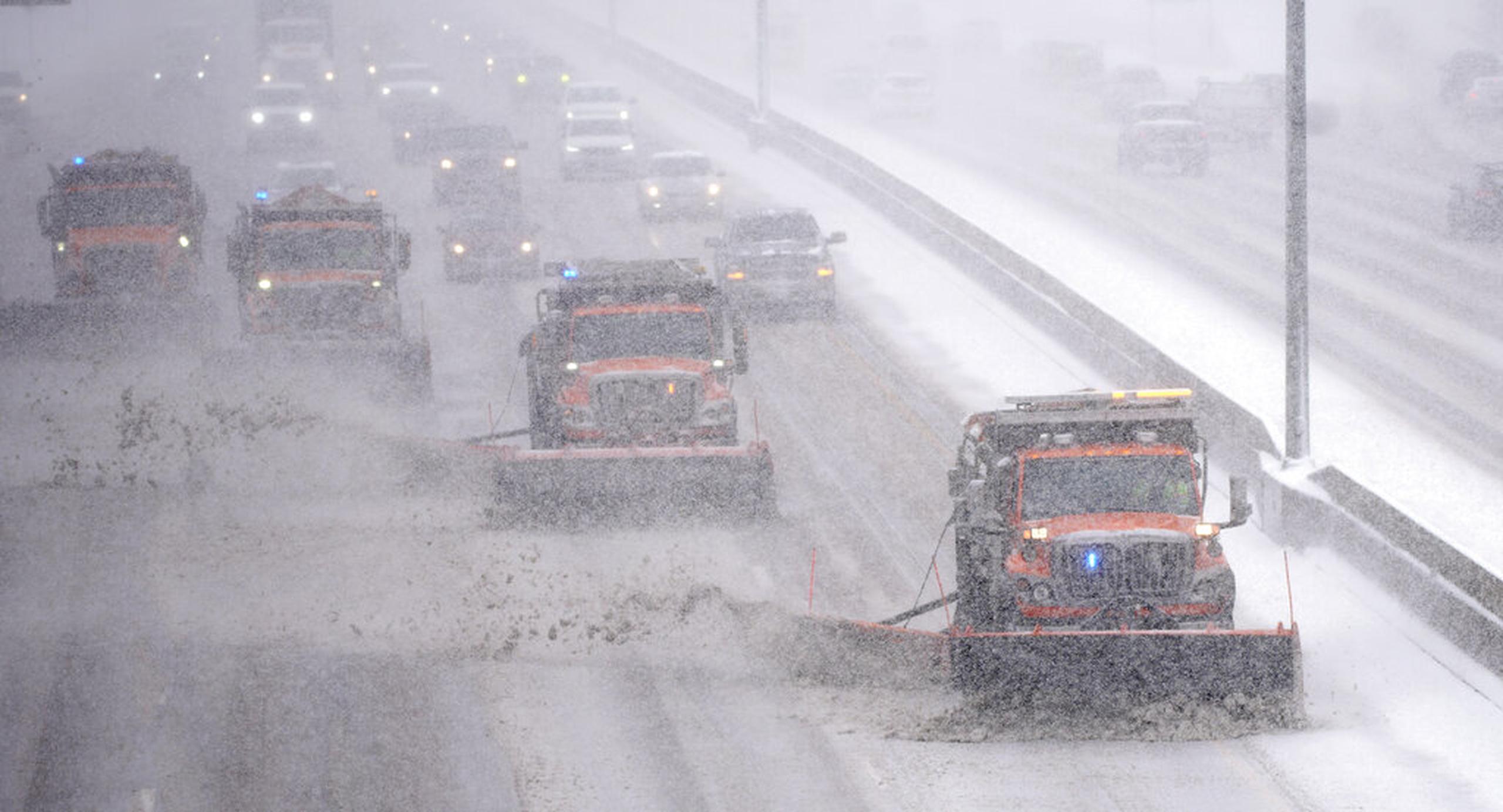 La carretera interestatal 25 en Denver cubierta de nieve por la tormenta invernal el 27 de enero de 2022.
