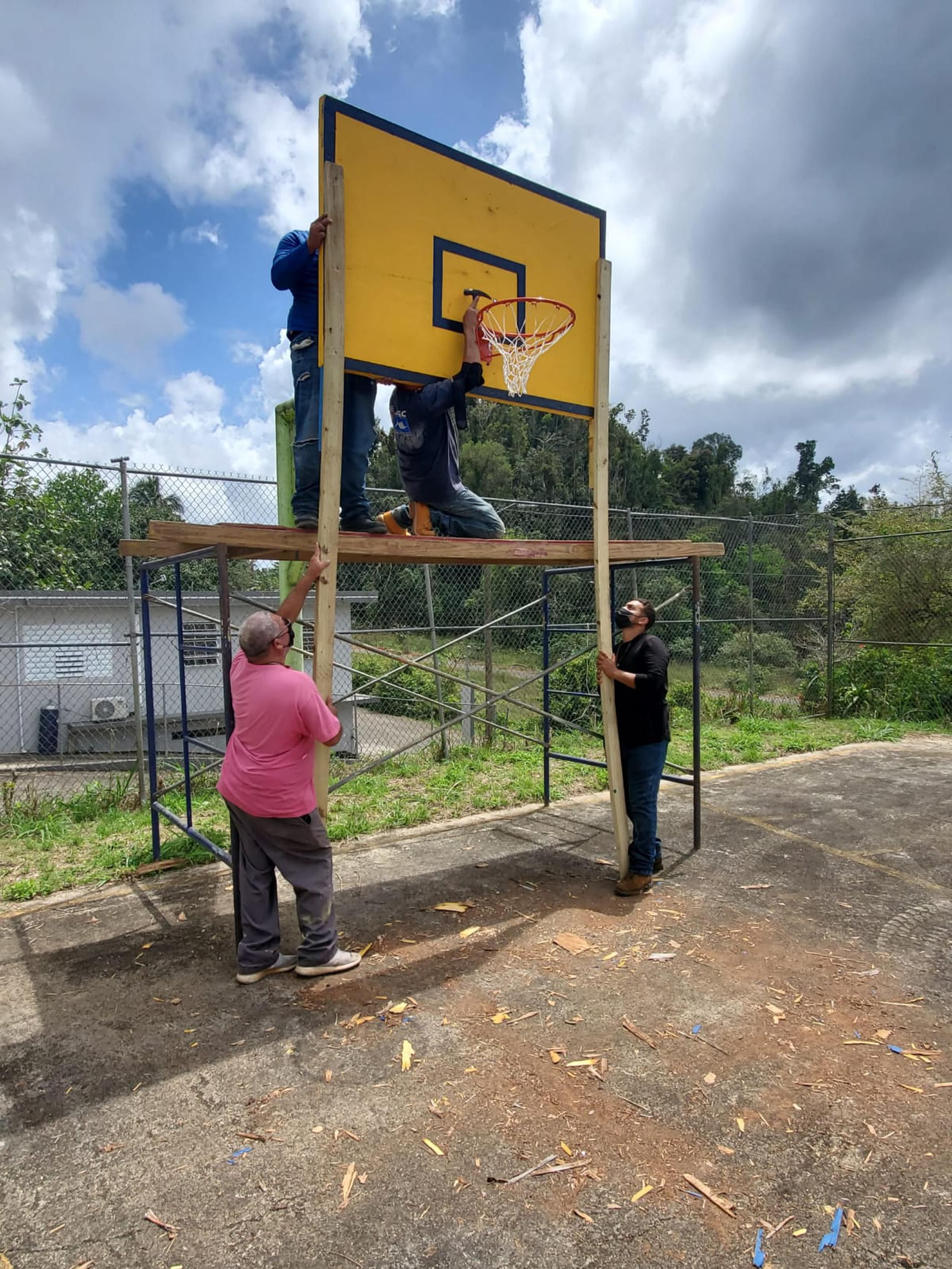 La Oficina de Relaciones con la Comunidad en unión al personal de la Oficina de Recreación y Deportes del municipio de Arecibo instalaron los canastos de baloncesto de la cancha comunal del sector Los Jobos en el barrio Río Arriba de ese pueblo.