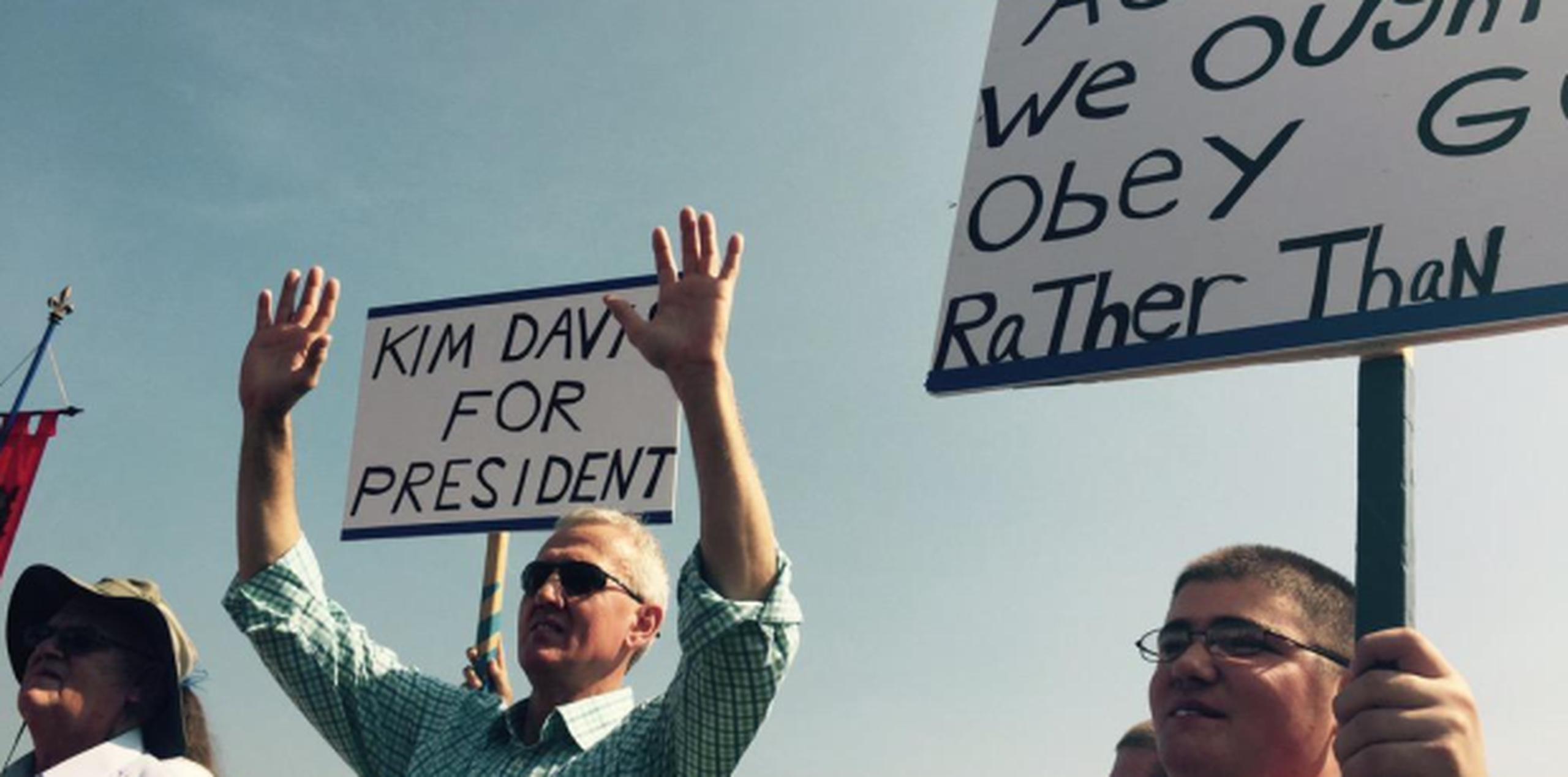 Simpatizantes de Kim Davis realizan una manifestación de apoyo en el condado de Rowan. (AP)