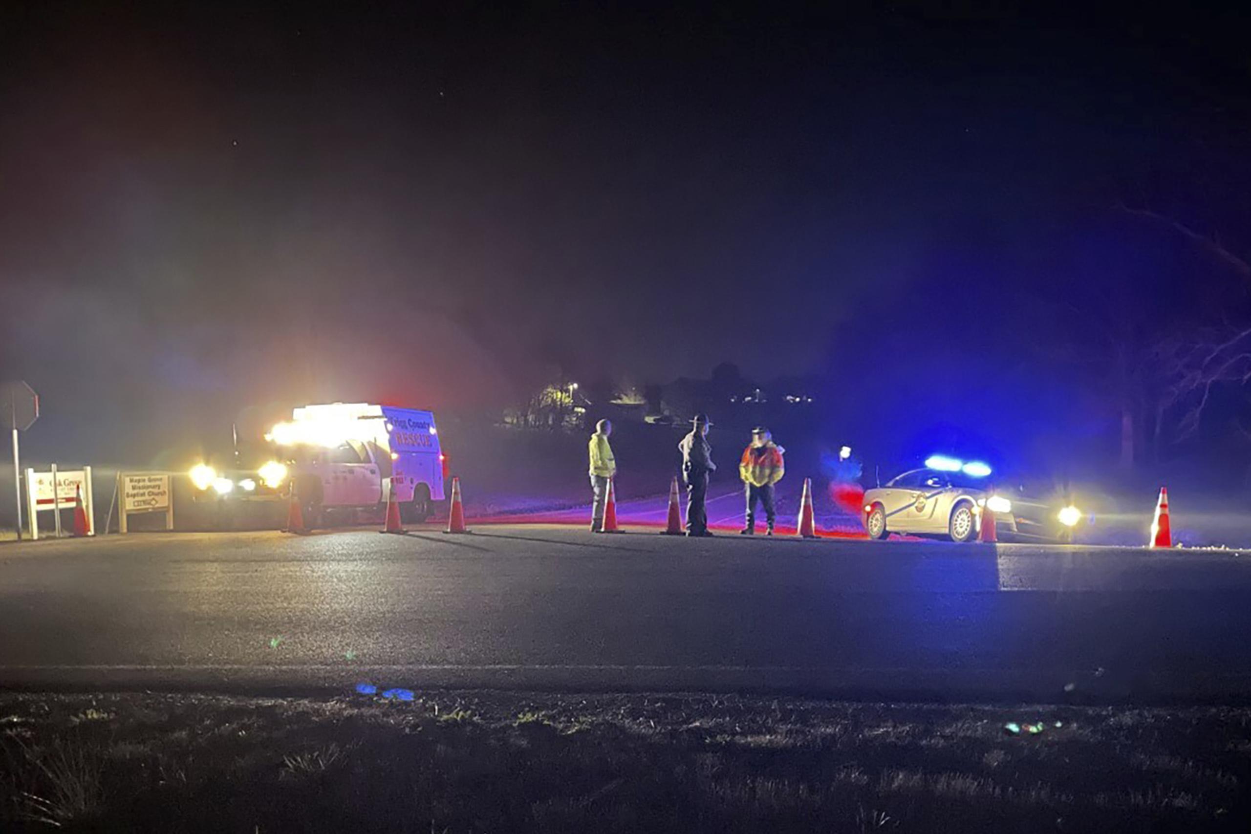 Equipos de emergencias se ven cerca del lugar donde chocaron dos helicópteros militares el miércoles por la noche en un ejercicio de rutina en el condado Trigg, Kentucky, Estados Unidos.