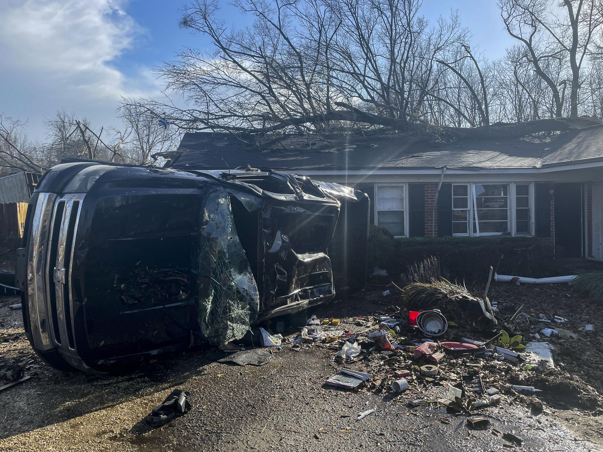 Un vehículo dañado yace frente a una residencia el 12 de enero de 2023 en Selma, Alabama.

