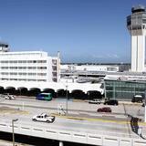 Arrestan a mujer en el aeropuerto tras ocupar cocaína en su maleta