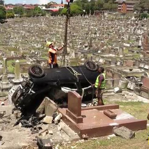 Conductor borracho sale con vida de cementerio en Sídney