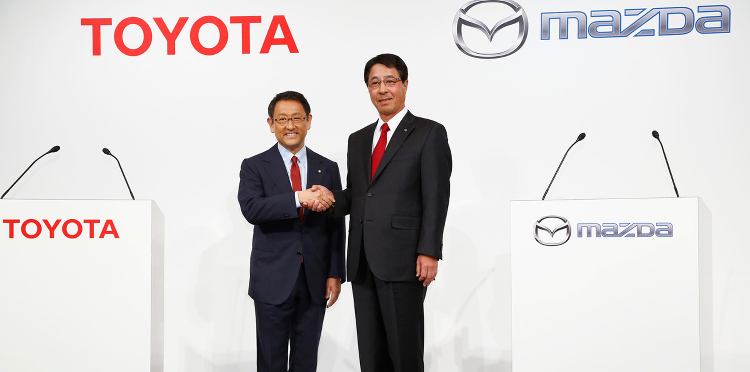El presidente de Toyota Motor Corp., Akio Toyoda (izquierda), y el de Mazda Motor Corp., Masamichi Kogai, posan para los fotógrafos antes de una conferencia en Tokio. (AP)