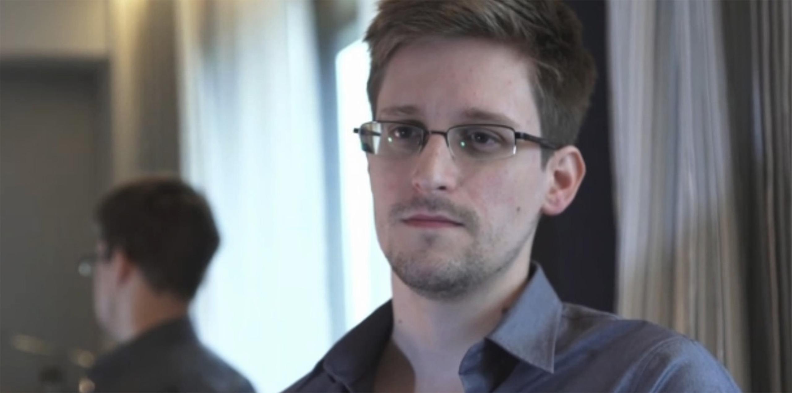 Snowden vive en Rusia desde 2013, cuando se quedó varado en la zona de tránsito en un aeropuerto de Moscú después de que Estados Unidos cancelara su pasaporte.