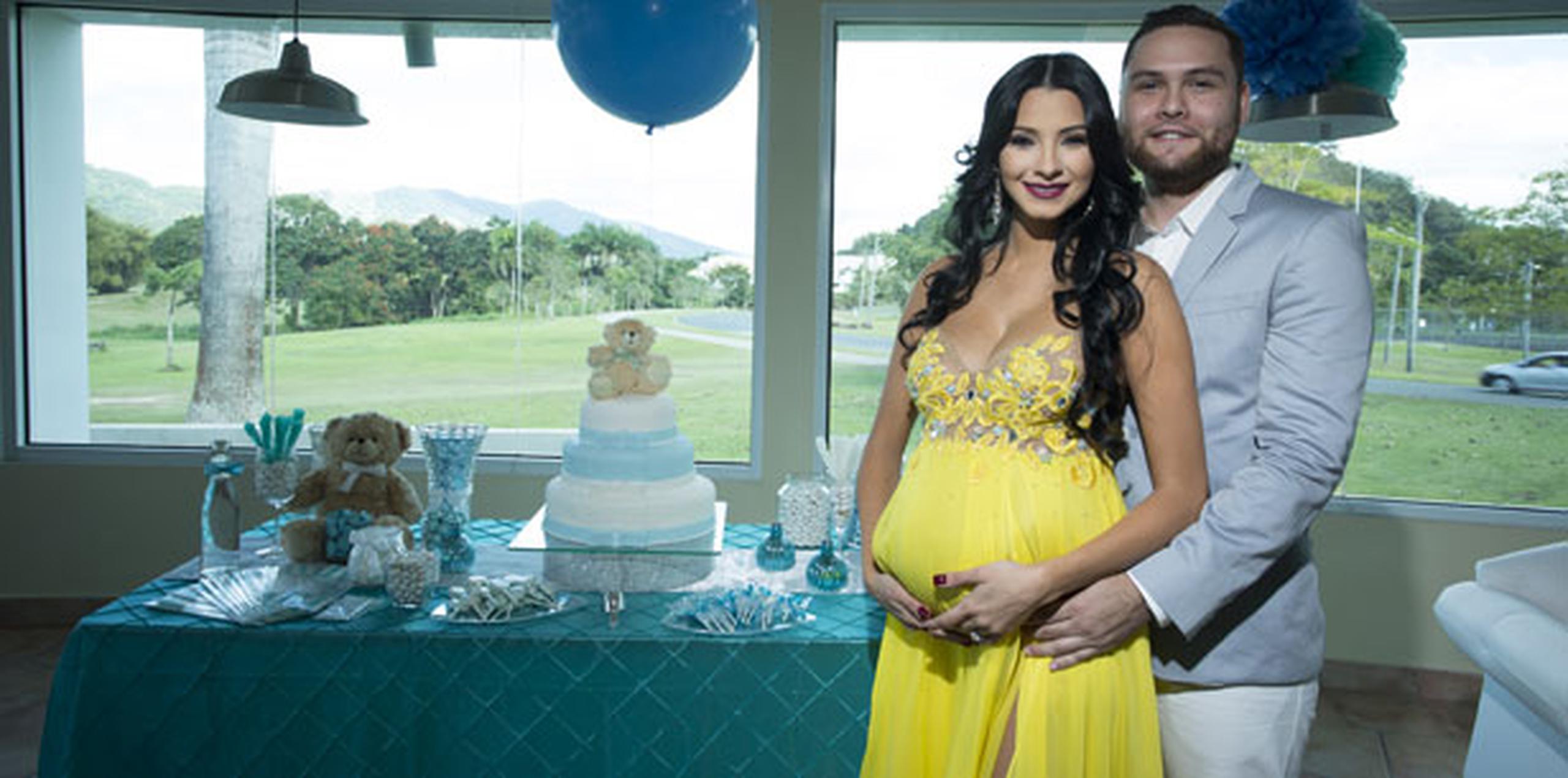 Corcino celebró el baby shower junto al futuro padre, Omar Rivera. (Suministrada)