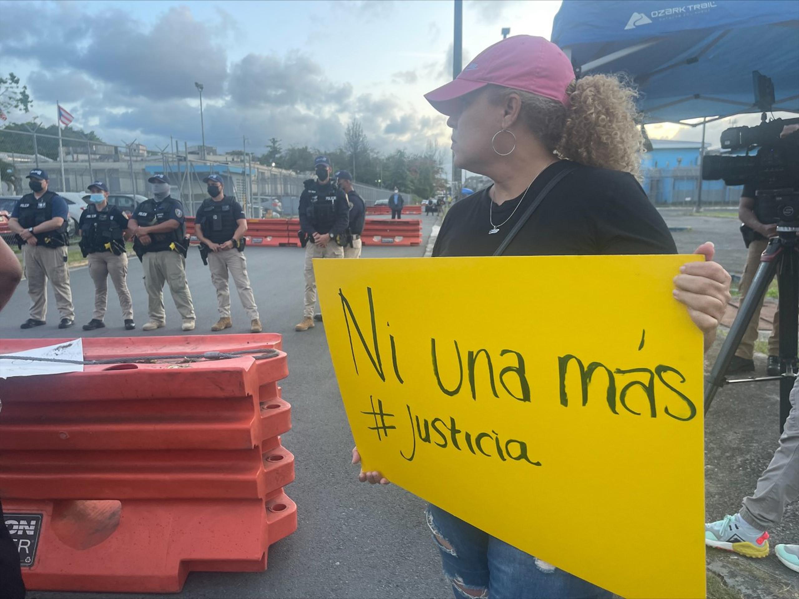 A diferencia de días anteriores, este jueves se ubicaron barricadas en el lugar donde llegaron decenas de manifestantes, incluyendo a personas del Colectivo Feminista. 

Foto Adriana Diaz tirado