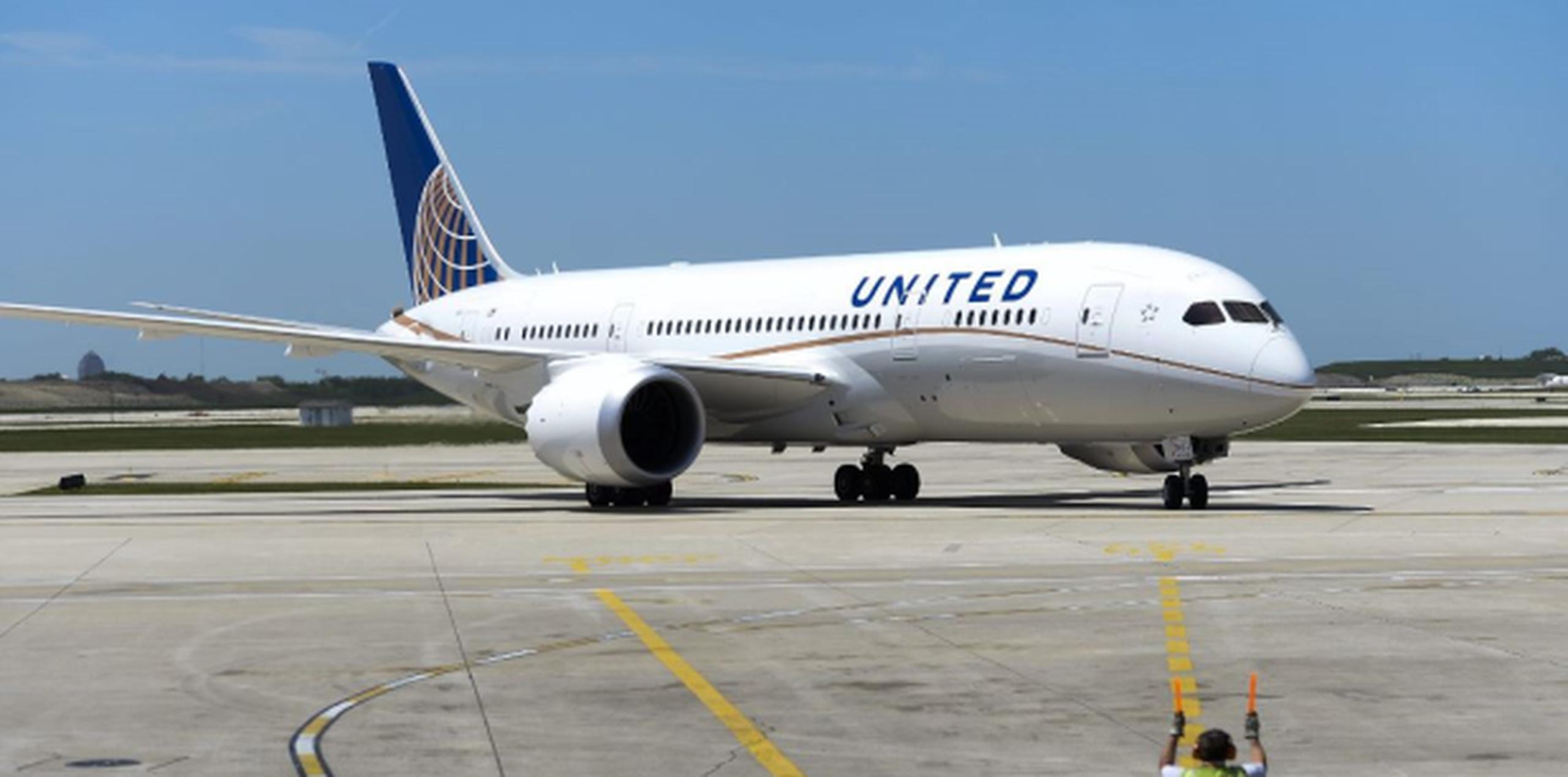 United Airlines dijo tanto Hohl como su pareja "no siguieron las instrucciones de la tripulación". (Archivo)