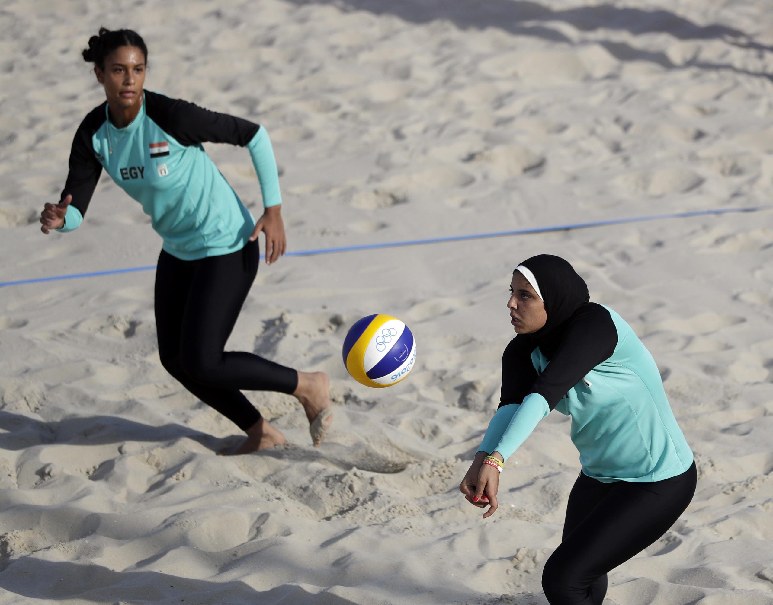 En las Olimpiadas de Río en 2016, la pareja egipcia de Nada Meawad y Doaa Elghobashy utilizó uniformes más conservadores durante su participación, algo que las reglas del voleibol de playa permite en sus reglas.