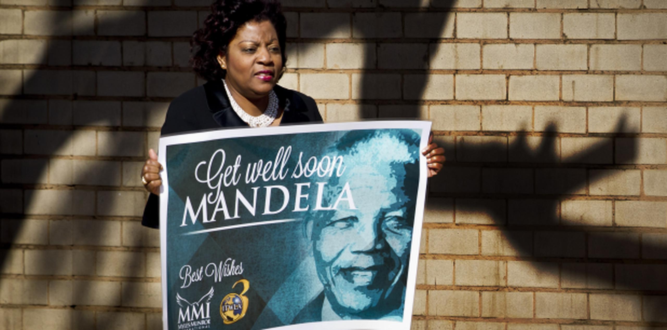 Pese a todas las buenas señales, Madiba -como se conoce popularmente a Mandela en su país- sigue sin salir de la gravedad. (AP/Ben Curtis)