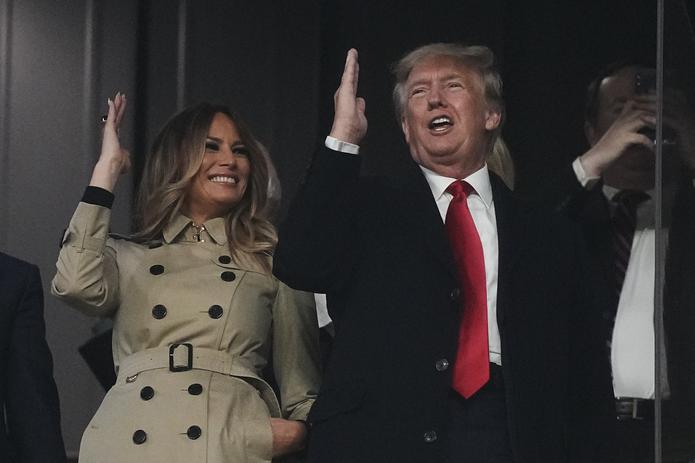 El expresidente estadounidense Donald Trump y su esposa Melania realizan el movimiento del tomahawk chop antes del cuarto juego de la Serie Mundial entre los Astros de Houston y los Braves de Atlanta.