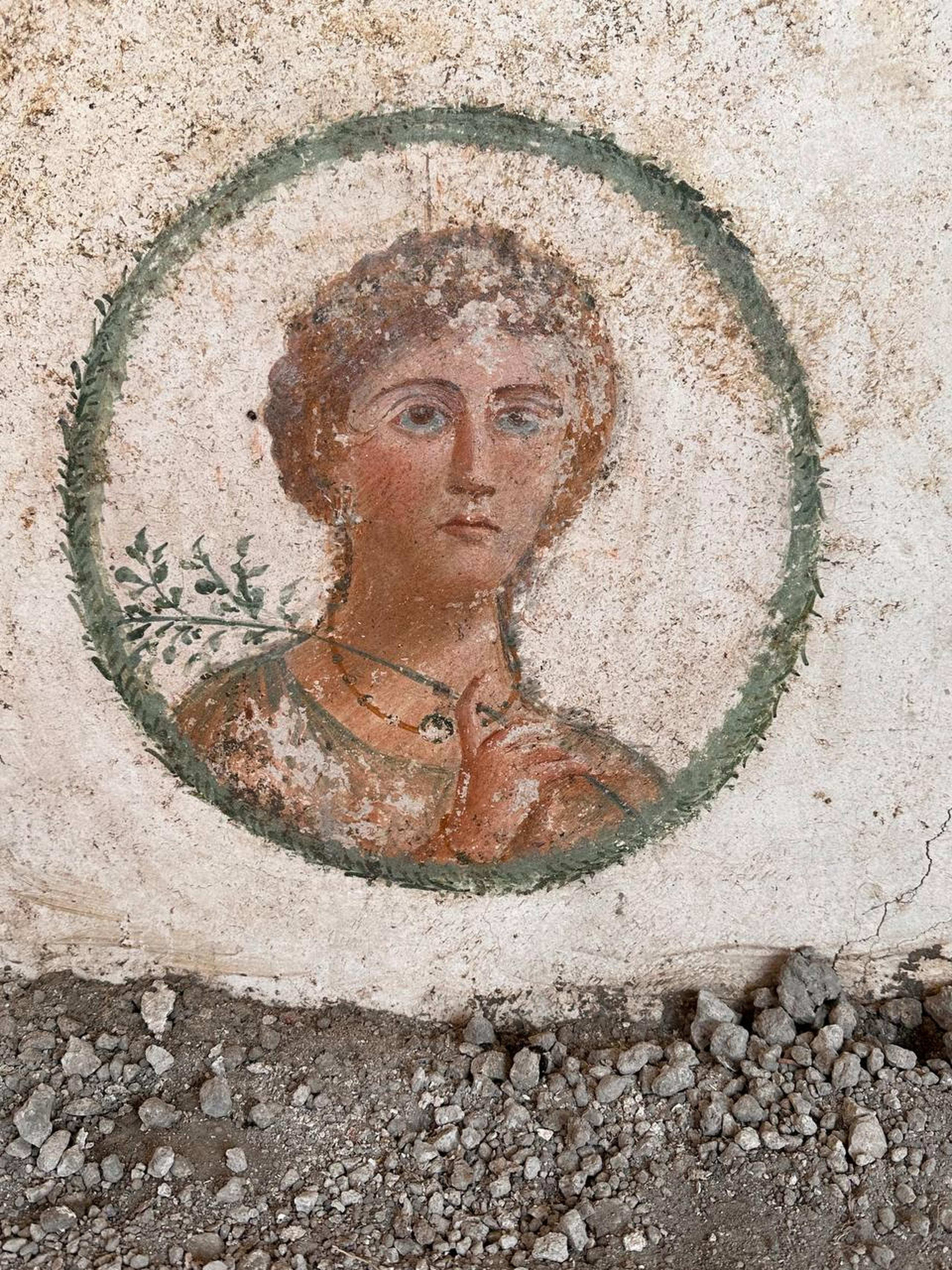 El hallazgo de produjo dentro de una estancia de la conocida como "Casa de Leda y el Cisne", una 'domus' pompeyana que debe su nombre al fresco sobre ese mito que la decora y que está siendo restaurada.