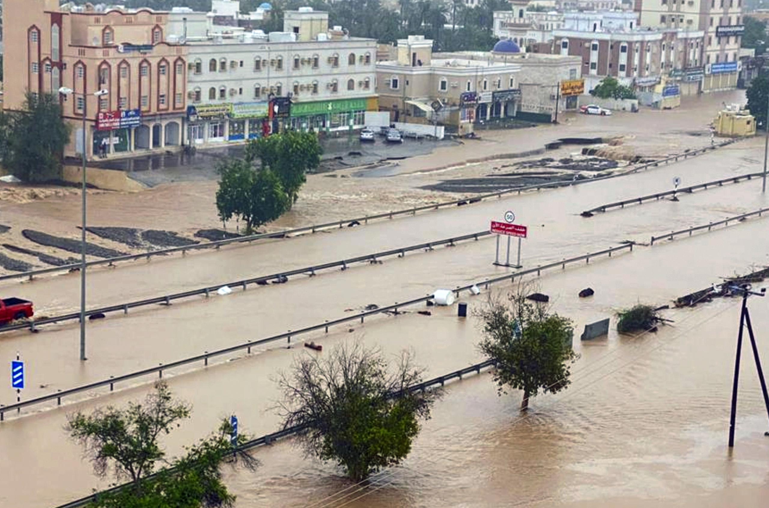 Esta foto publicada por la Agencia de Noticias de Omán muestra una calle inundada del distrito de Al Khaburah después del ciclón Shaheen, en Omán, el lunes 4 de octubre de 2021. (Agencia de Noticias de Omán vía AP)