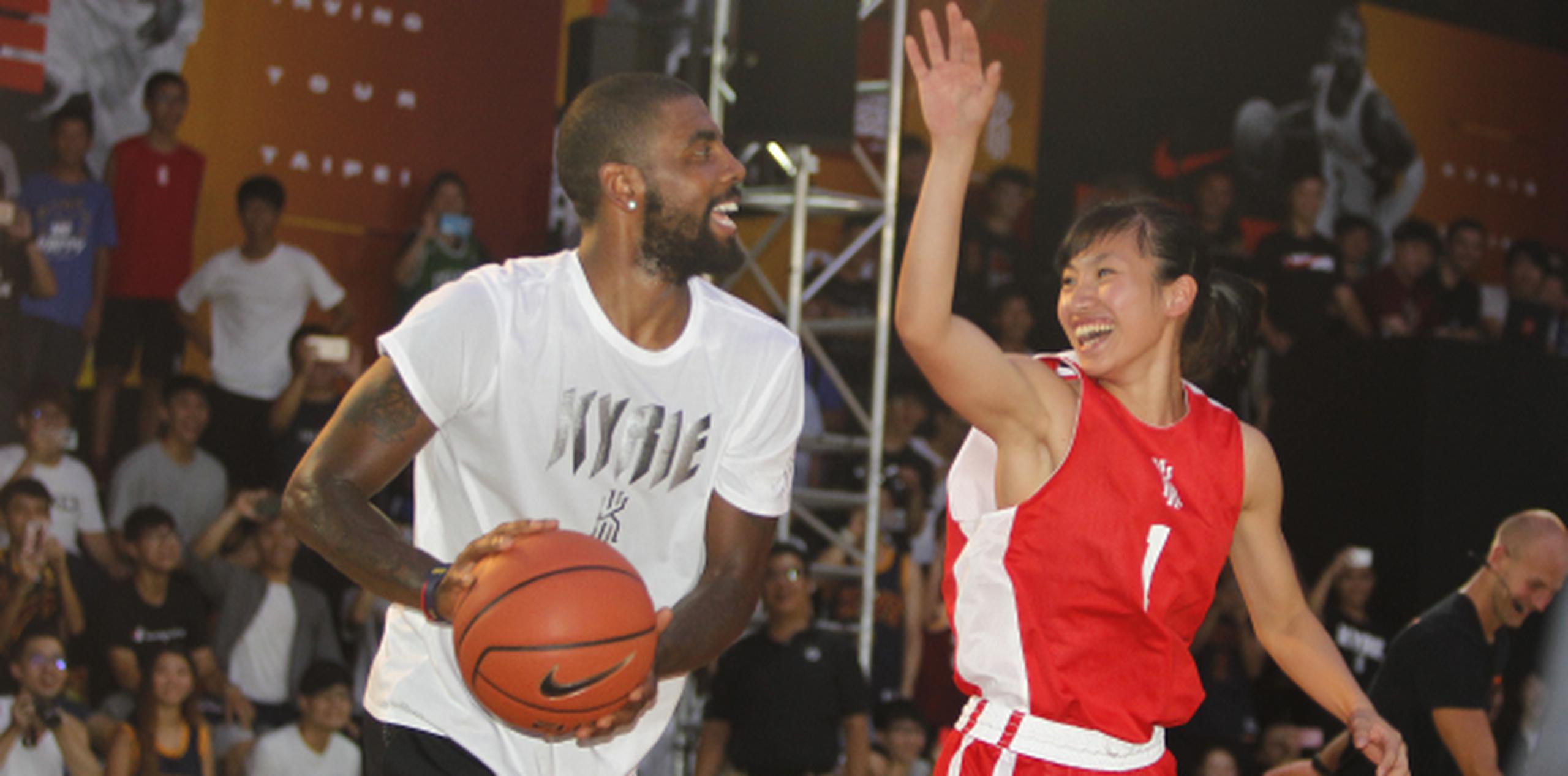 Kyrie Irving participó de una clínica de baloncesto mientras aparecían los primeros rumores de un posible cambio de equipo en la NBA.  (AP / Chiang Ying-ying)