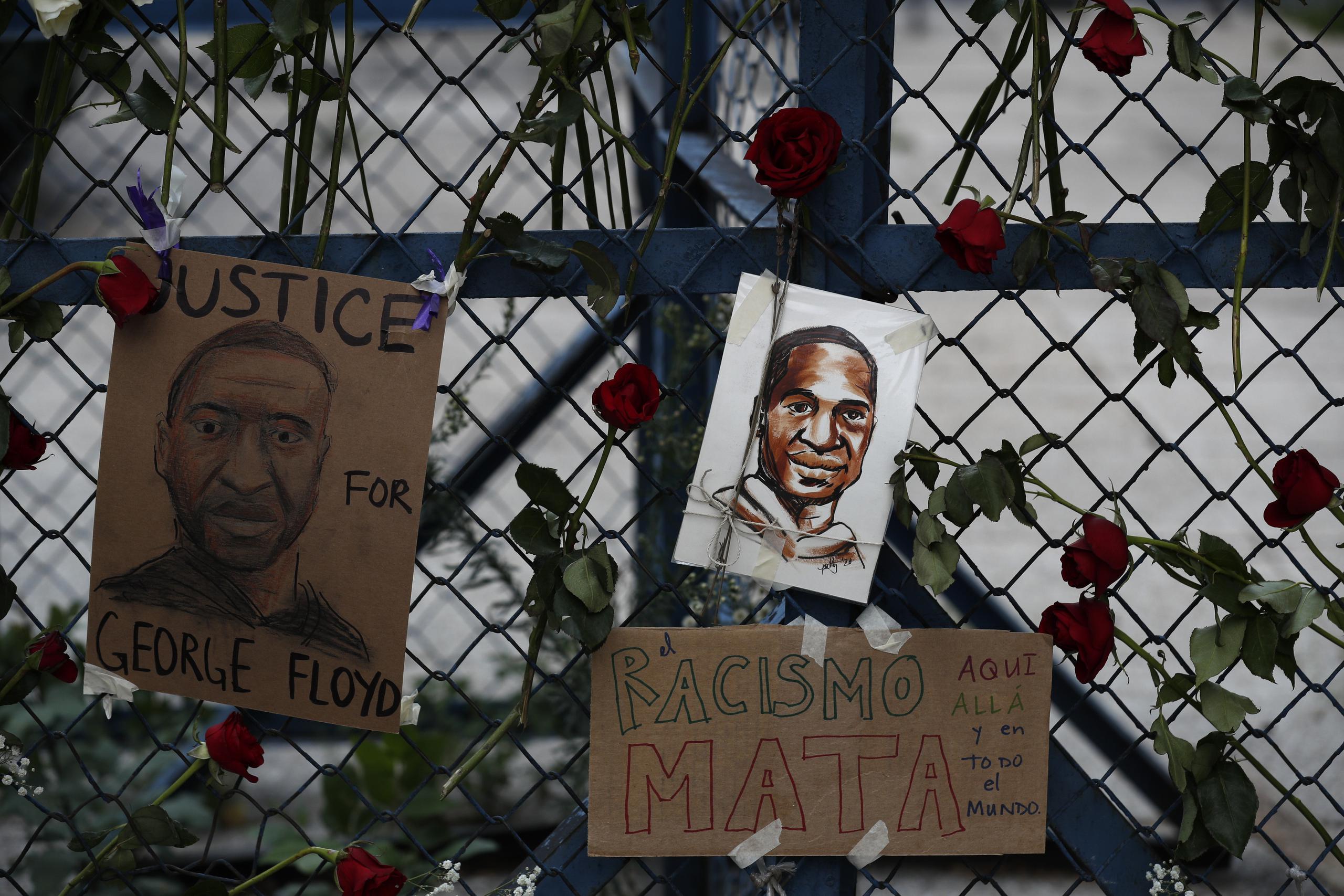 Imágenes de George Floyd rodeadas de rosas en una barricada frente a la embajada de Estados Unidos en la Ciudad de México