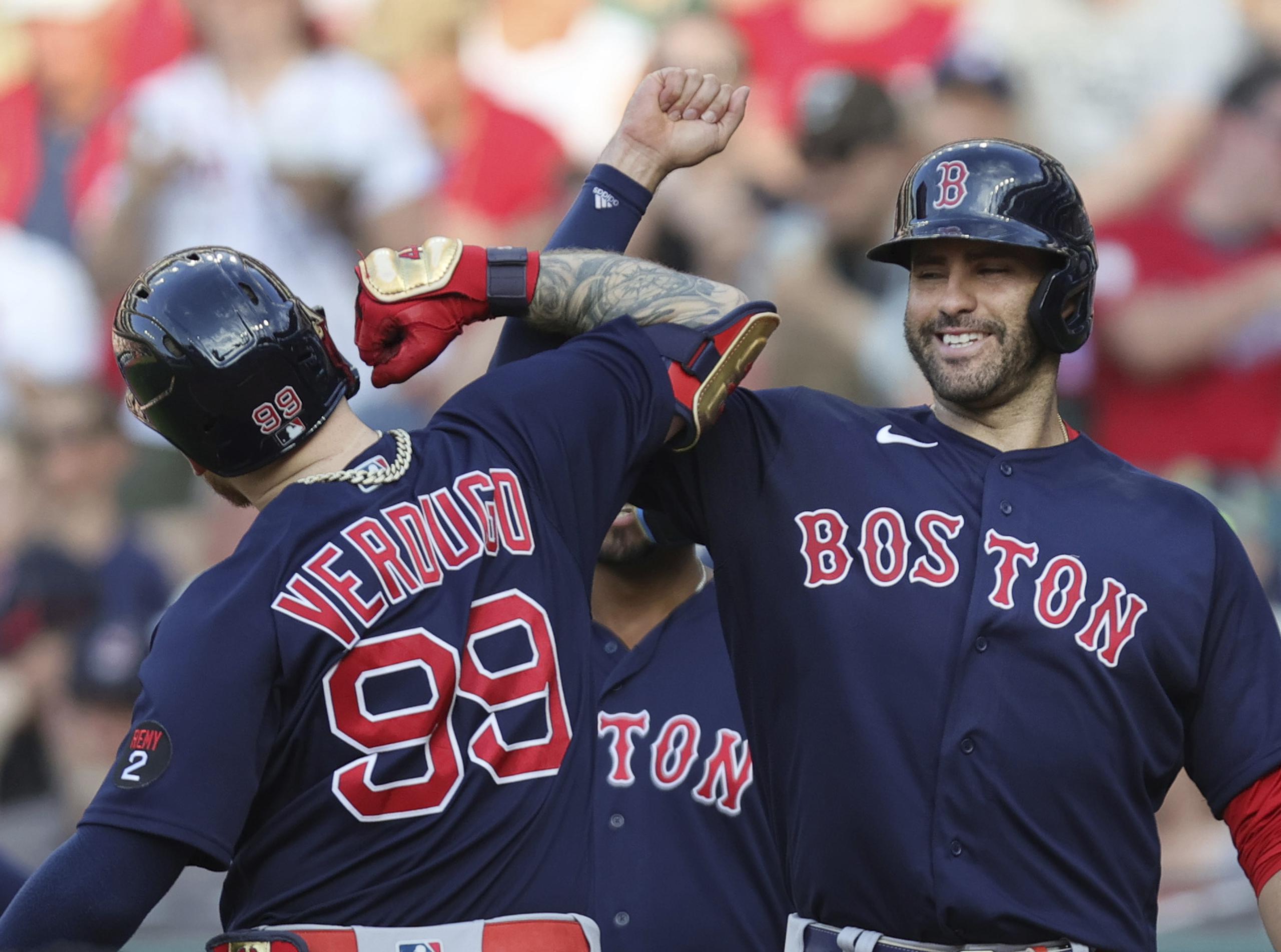 Álex Verdugo y J.D. Martínez, de los Red Sox de Boston, se disfrutan el momento luego de que Verdugo sacudiera un importante cuadrangular de tres carreras el sábado ante Cleveland.