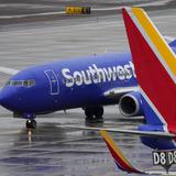 Avión de Southwest se le cae la tapa de motor en pleno vuelo