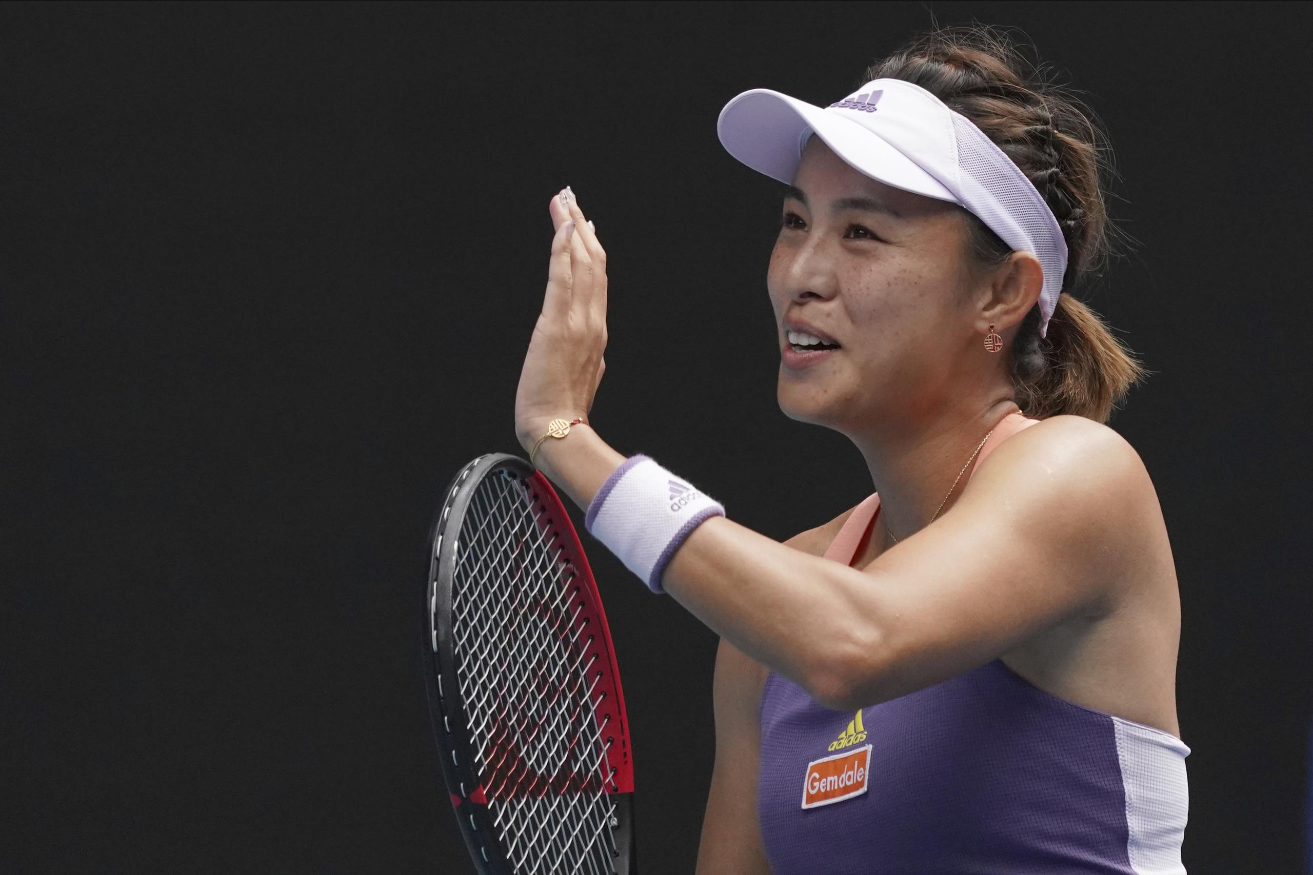 La china Wang Qiang celebra tras superar a Serena Wiliams.