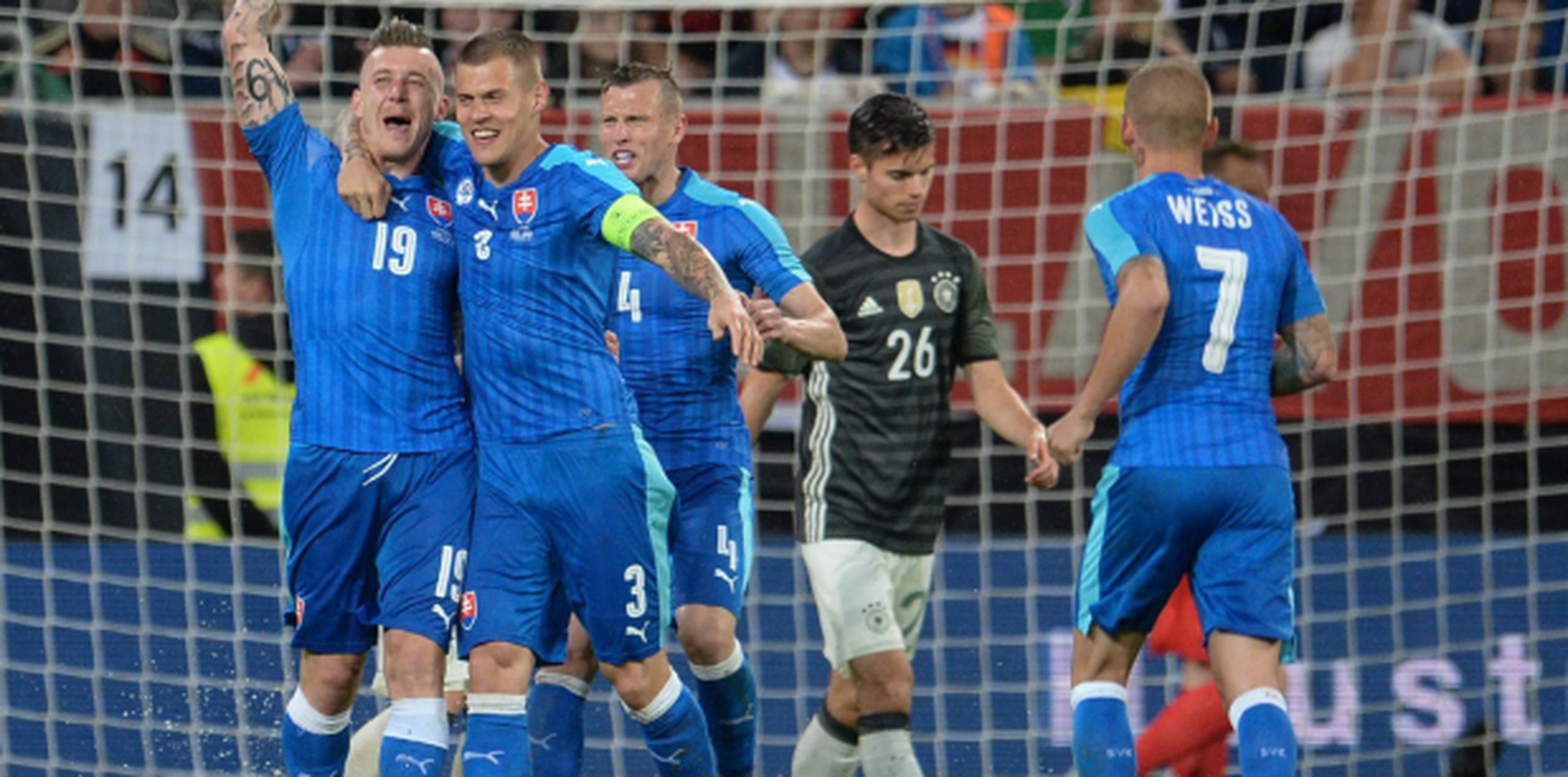 Jugadores de Eslovaquia celebran tras anotar su tercer gol frente a Alemania en un partido amistoso. (EFE/EPA/ANDREAS GEBERT)
