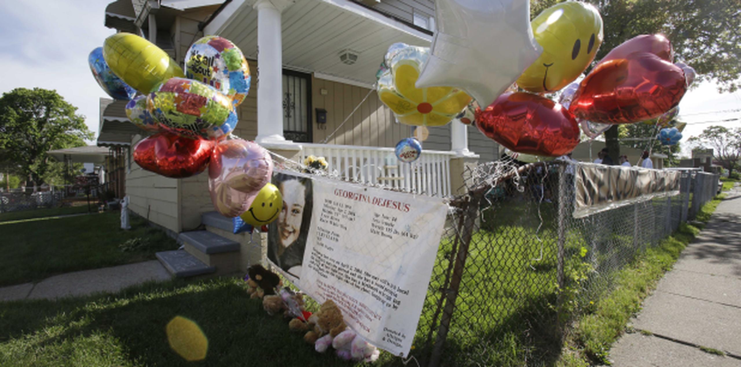 Un letrero afuera de la casa de los padres de DeJesús decía "Bienvenida a casa Gina". (AP/Tony Dejak)