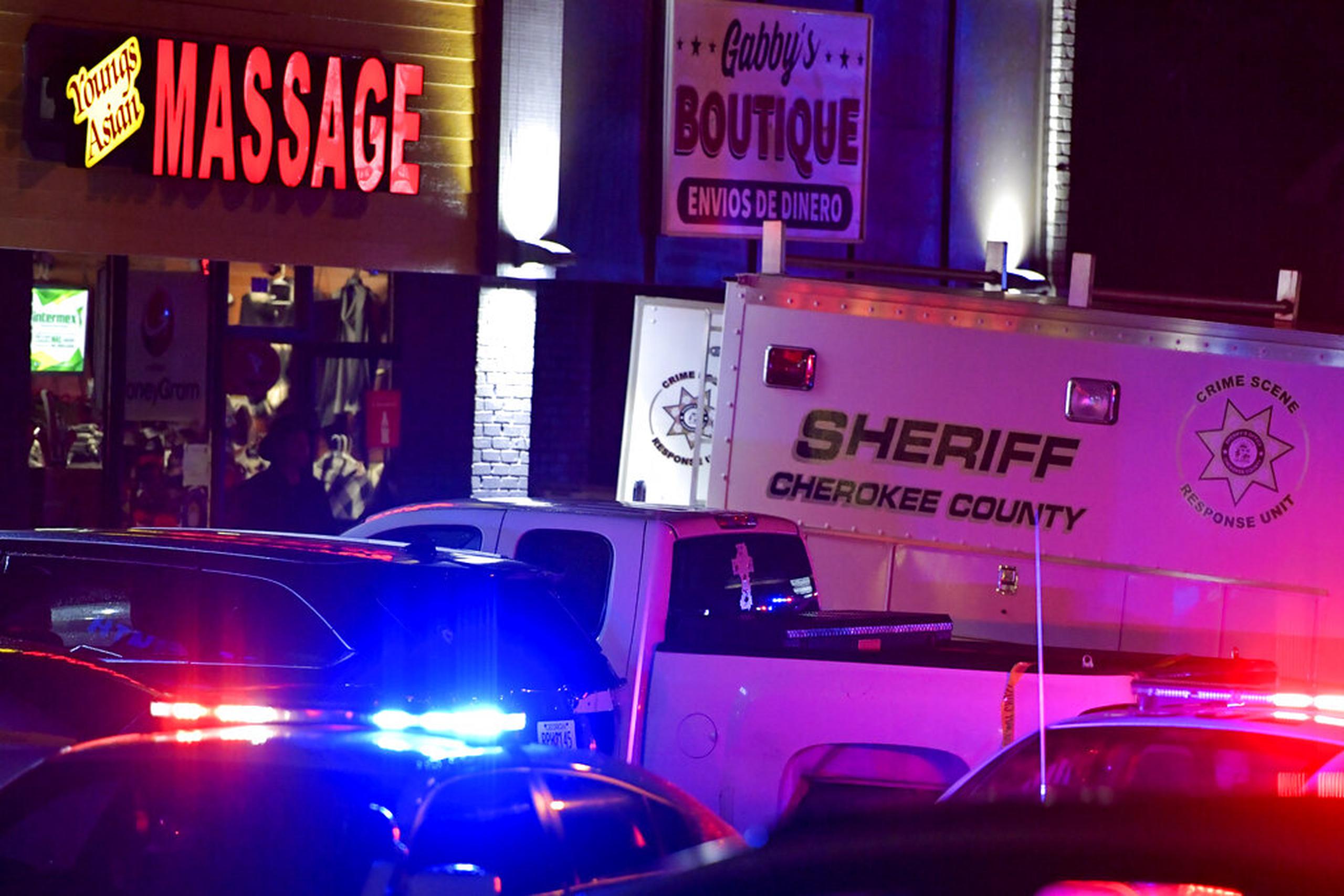 Los tiroteos comenzaron alrededor de las 5:00 de la tarde de ayer, martes, en Young’s Asian Massage Parlor, ubicado en un centro comercial a 30 millas al norte de Atlanta.