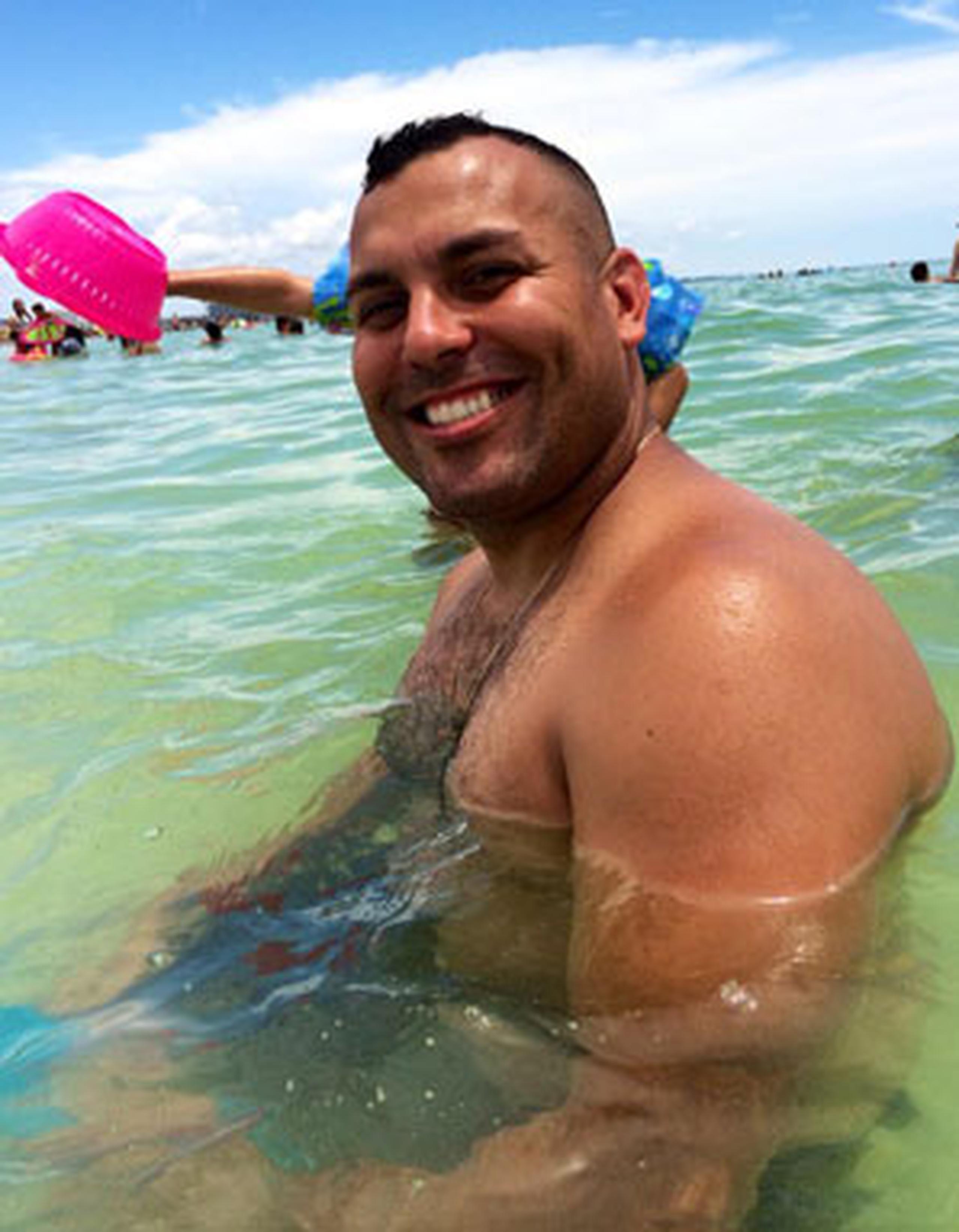 Ommy, un militar de 36 años nacido y criado en Mayagüez, murió el domingo luego que el piloto de una  avioneta Piper Cherokee aterrizara de emergencia en la playa Caspersen, en Florida. (Facebook)