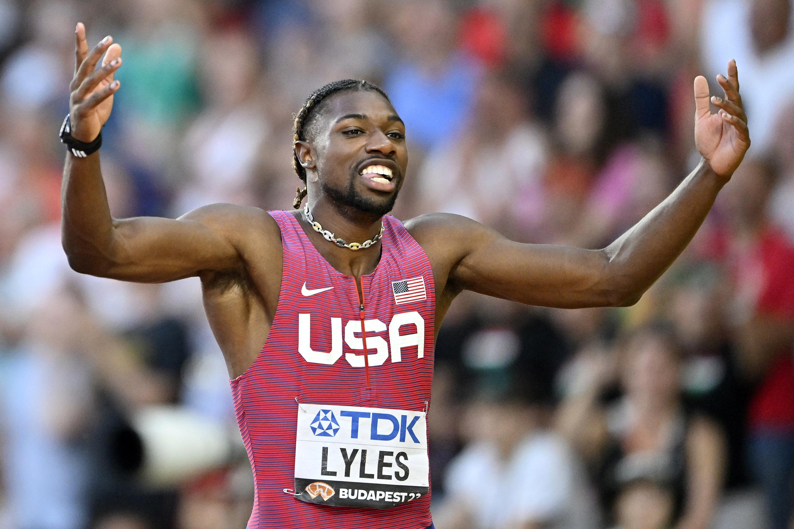 Noah Lyles, de los Estados Unidos, celebra su victoria en la final de los 100 metros del Campeonato Mundial Budapest 2023.