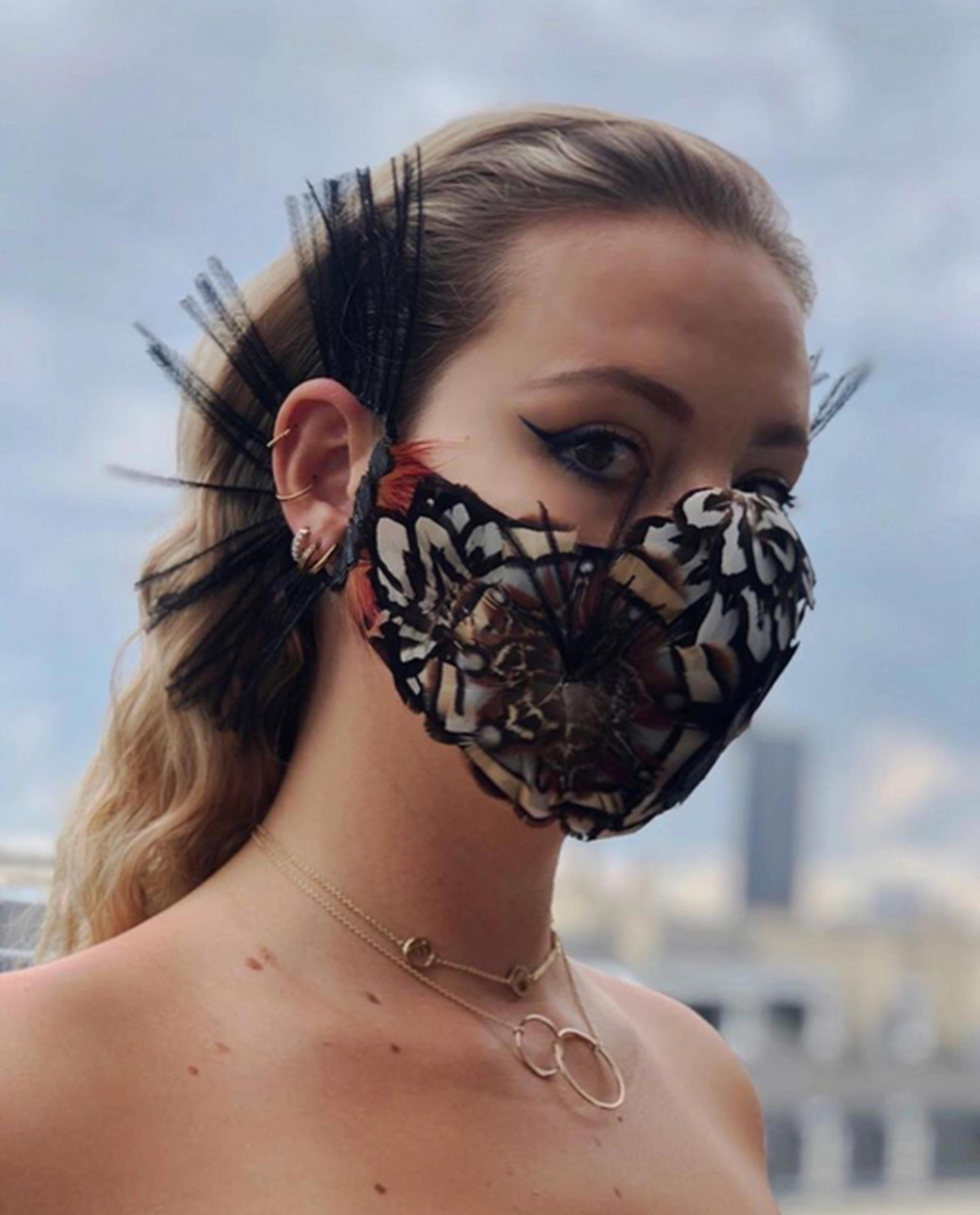El diseñador Jean Paul Gaultier compartió en su Instagram sus creaciones de mascarillas.