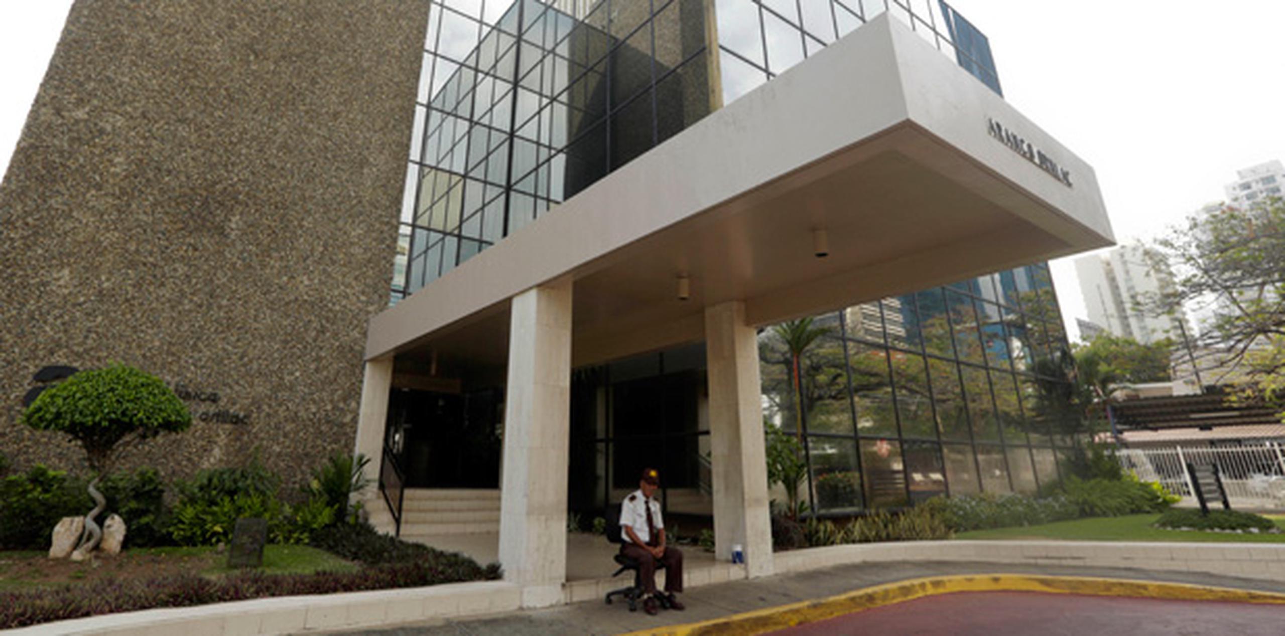 Un guardia vigila la entrada de la firma de abogados Mossack Fonseca en Ciudad de Panamá. (AP)