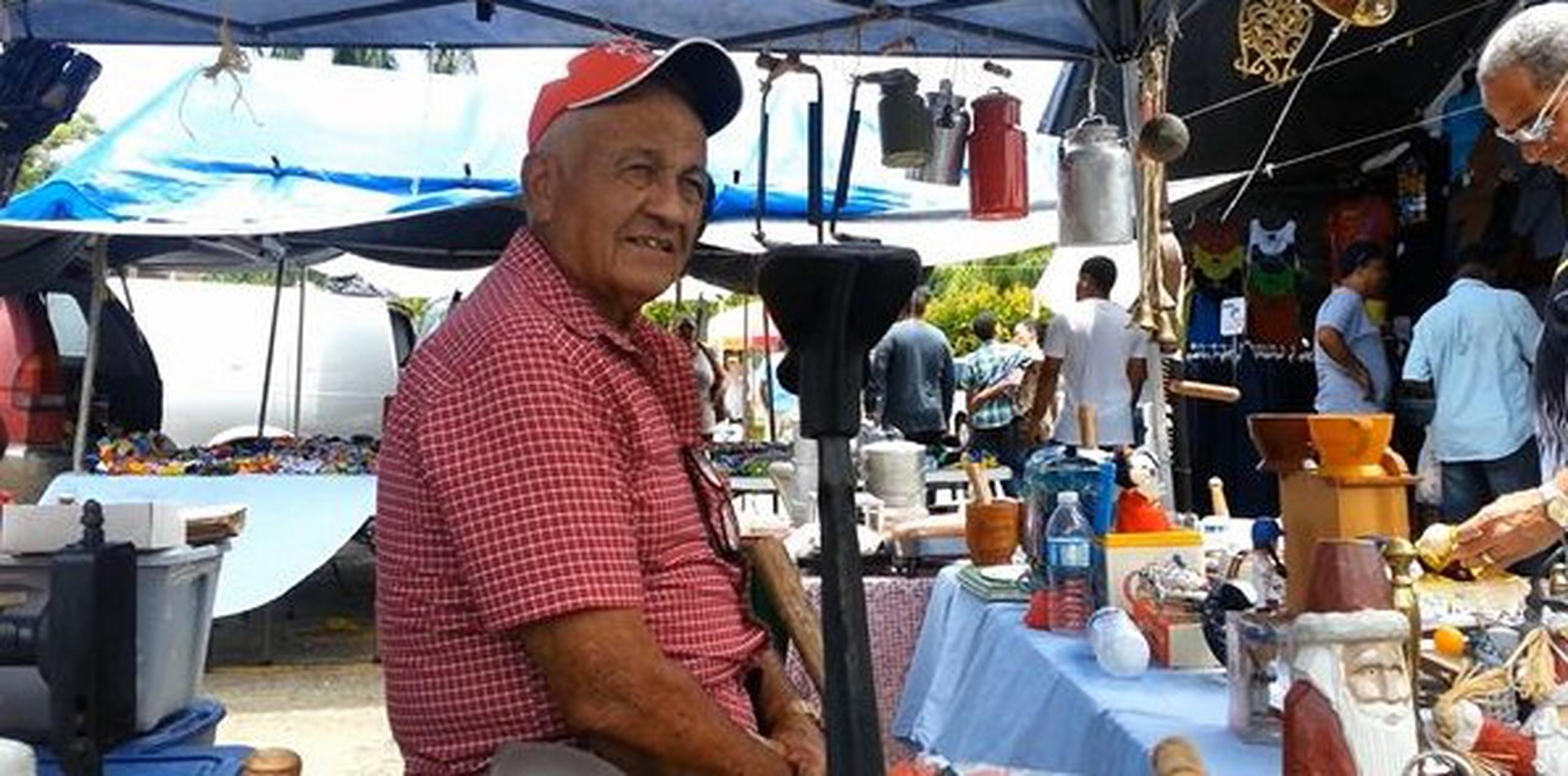 La historia de Ismael Rosario Avilés, de 80 años de edad, eclipsa los artículos que colecciona y vende. (frodriguez@gfrmedia.com)