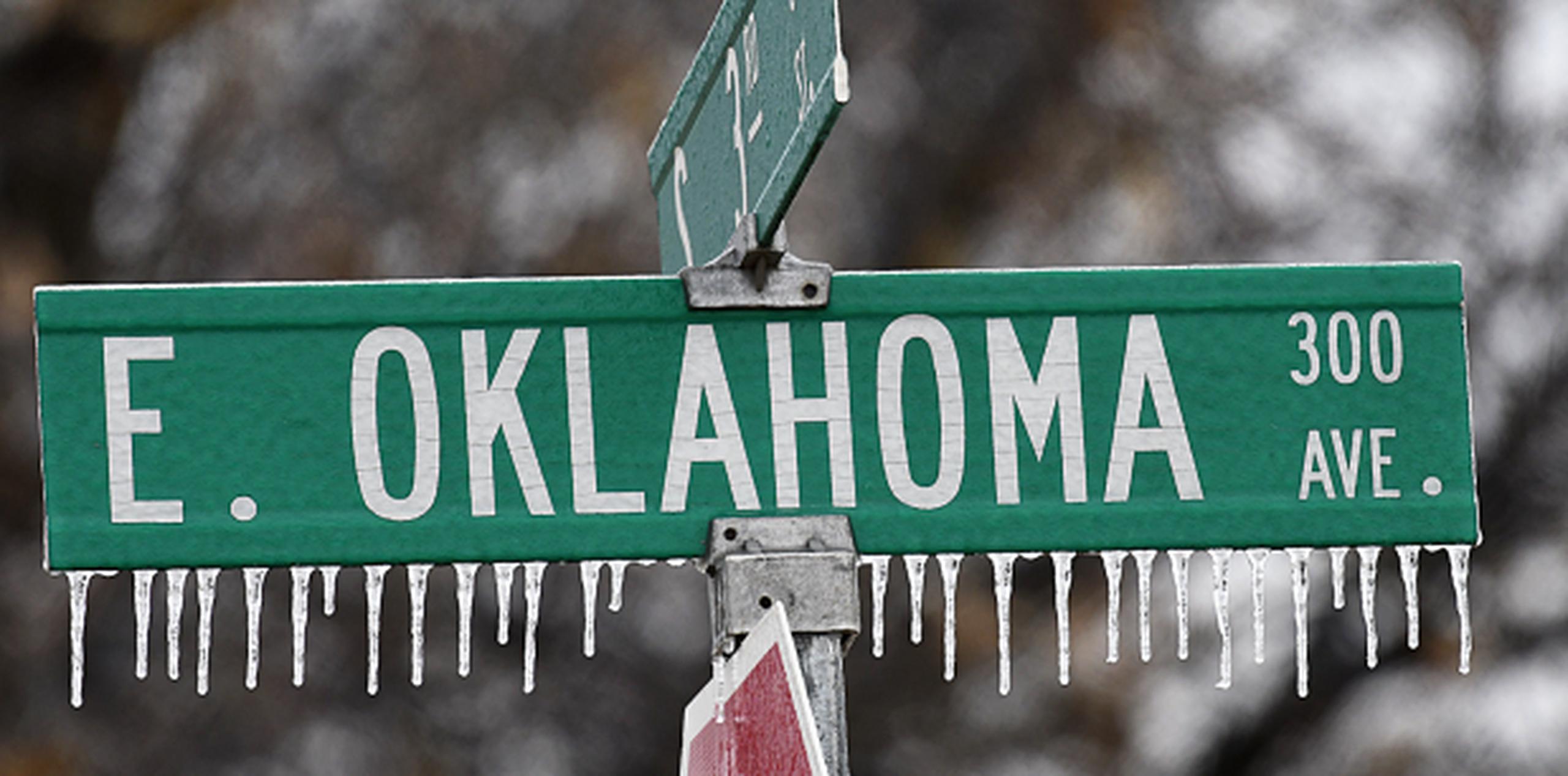 Los meteorólogos emitieron alertas de tormenta invernal desde Oklahoma y el noroeste de Texas hasta el sur de Illinois, y se espera que en algunas zonas caiga hasta una pulgada de nieve. (AP)