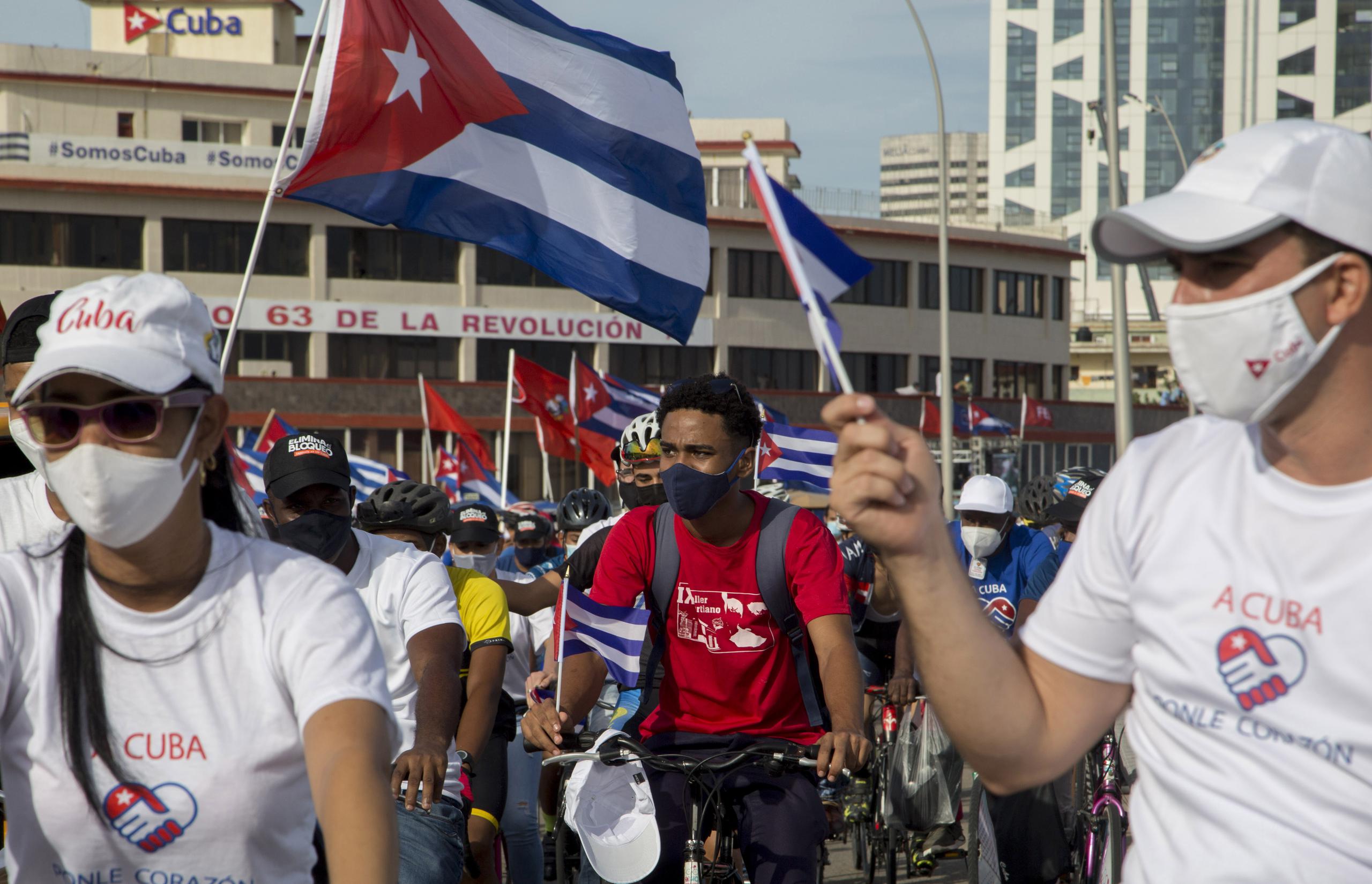 Simpatizantes del gobierno asisten a una caravana "por el amor, la paz y la solidaridad", organizada por la Unión de Jóvenes Comunistas en La Habana, Cuba.