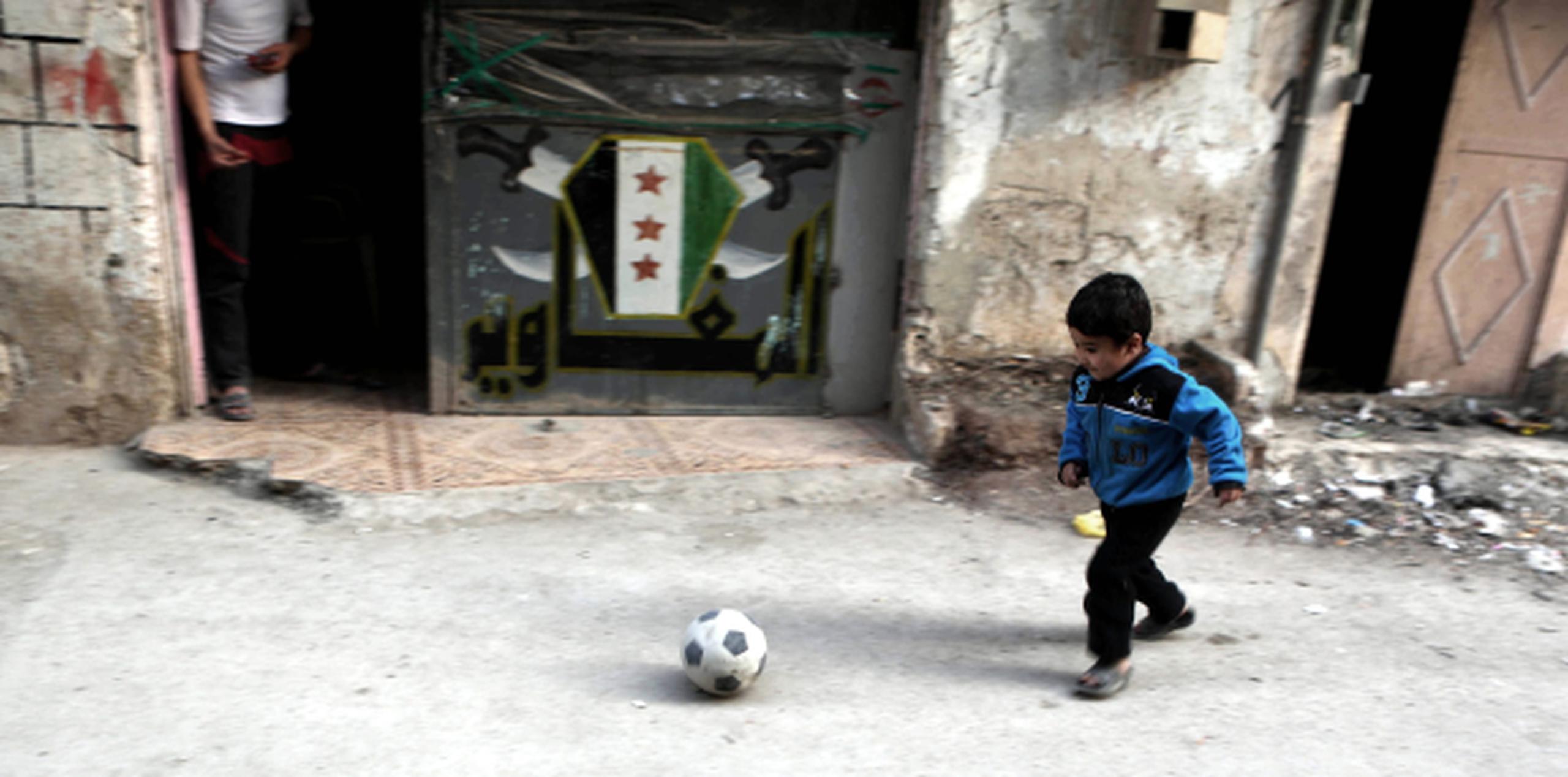 Un niño sirio juega en las calles en las primeras horas de un cese al fuego considerado la más ambiciosa iniciativa de paz en ese país en 5 años de sangriendo conflicto. (EFE)
