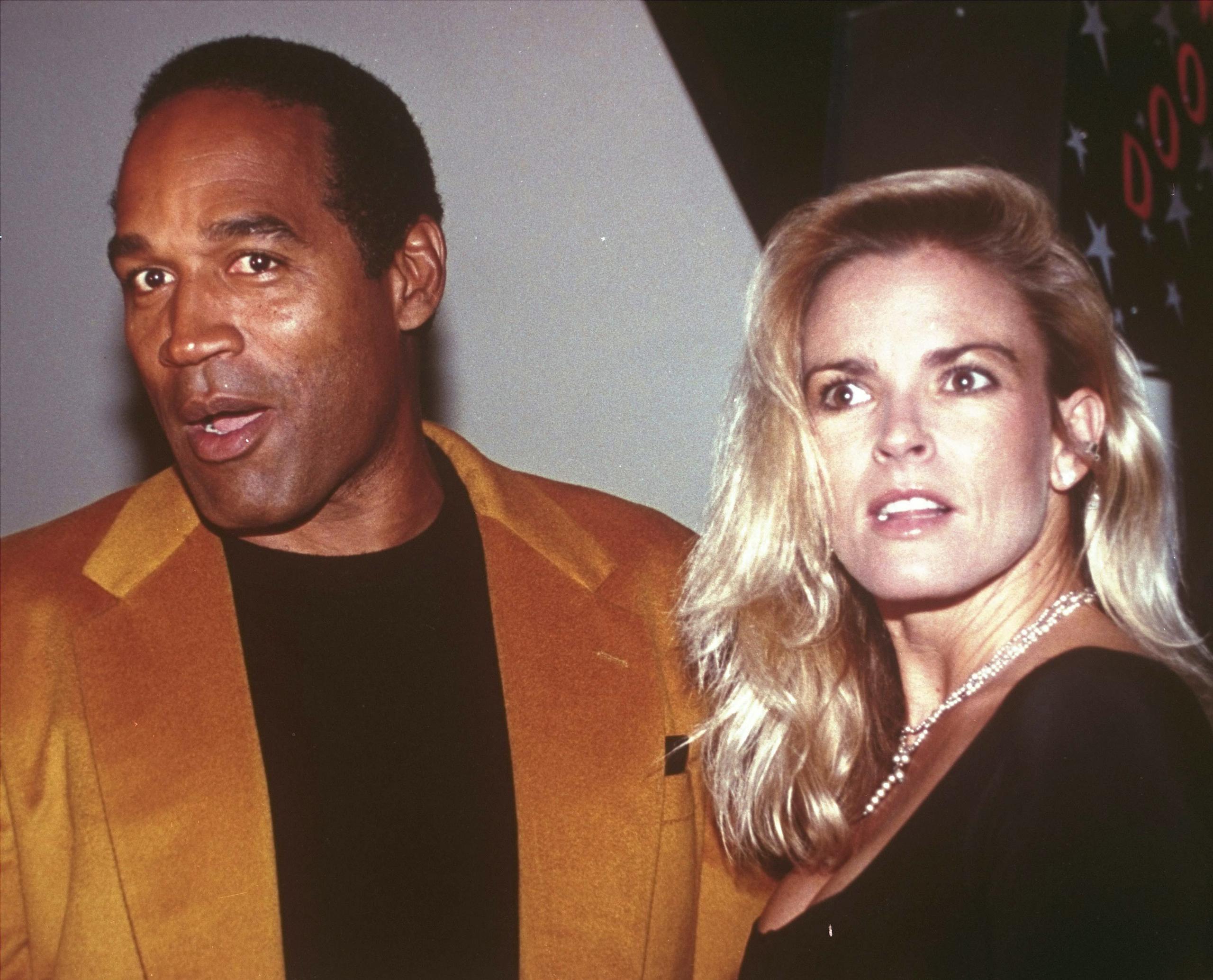 O.J. Simpson y su esposa Nicole Brown Simpson aparecen aquí al comparecer a la inauguración del Harley-Davidson Cafe en New York en Oct. 19, 1993.