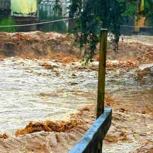 Feroz río invade pueblo de Naranjito