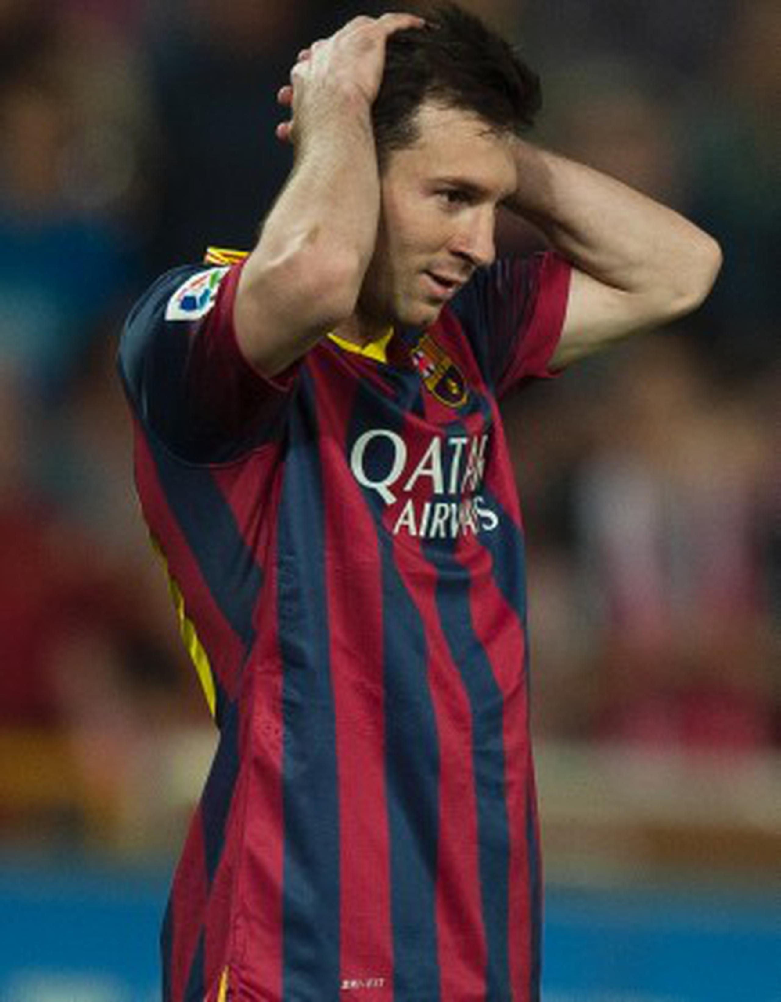 El argentino Lionel Messi no puede creer que su equipo haya perdido dos partidos en la misma semana. (AP / Daniel Tejedor)