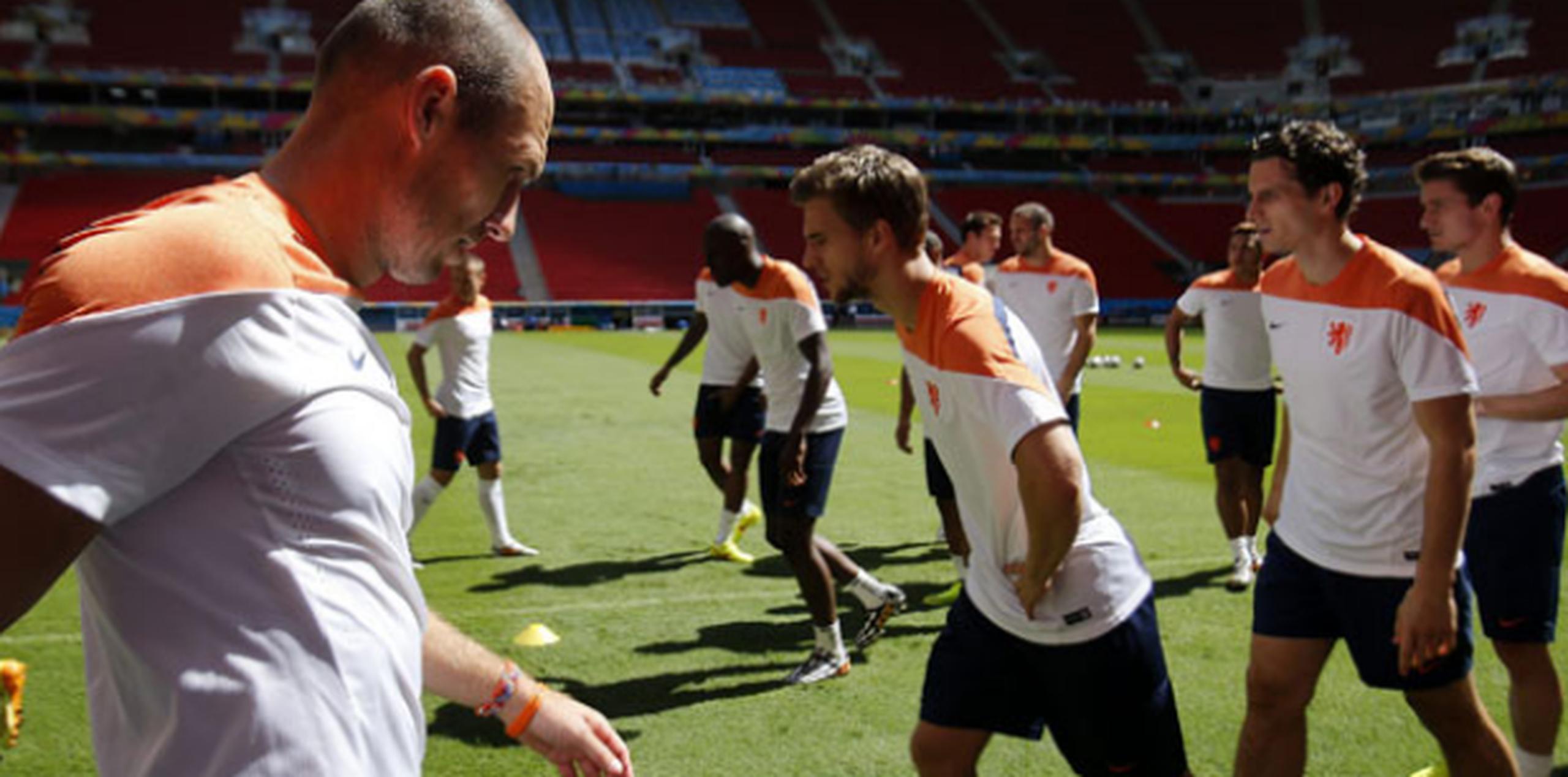El jugador de la selección holandesa de fútbol, Arjen Robben, se ejercita en el entrenamiento oficial de su equipo previo al partido por el tercer puesto de la Copa del Mundo 2014. (EFE)