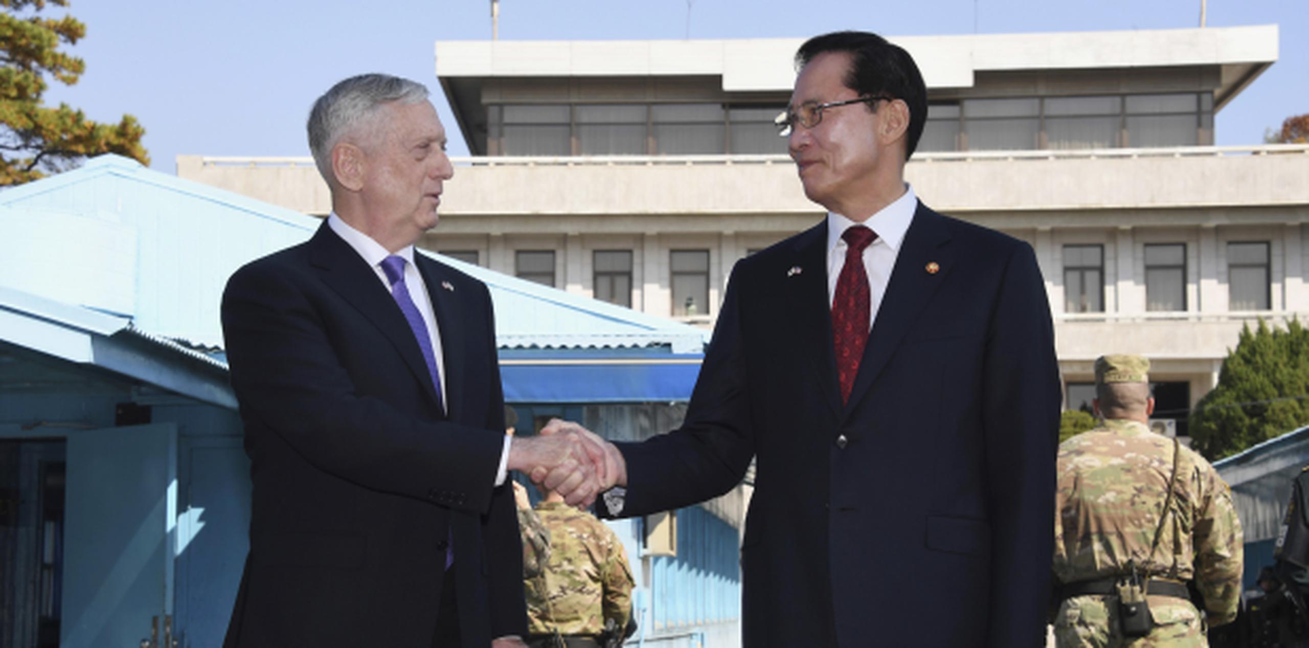 El secretario de Defensa de Estados Unidos, Jim Mattis (izquierda) saluda al ministro de Defensa de Corea del Sur, Song Young-Moo. (AP)