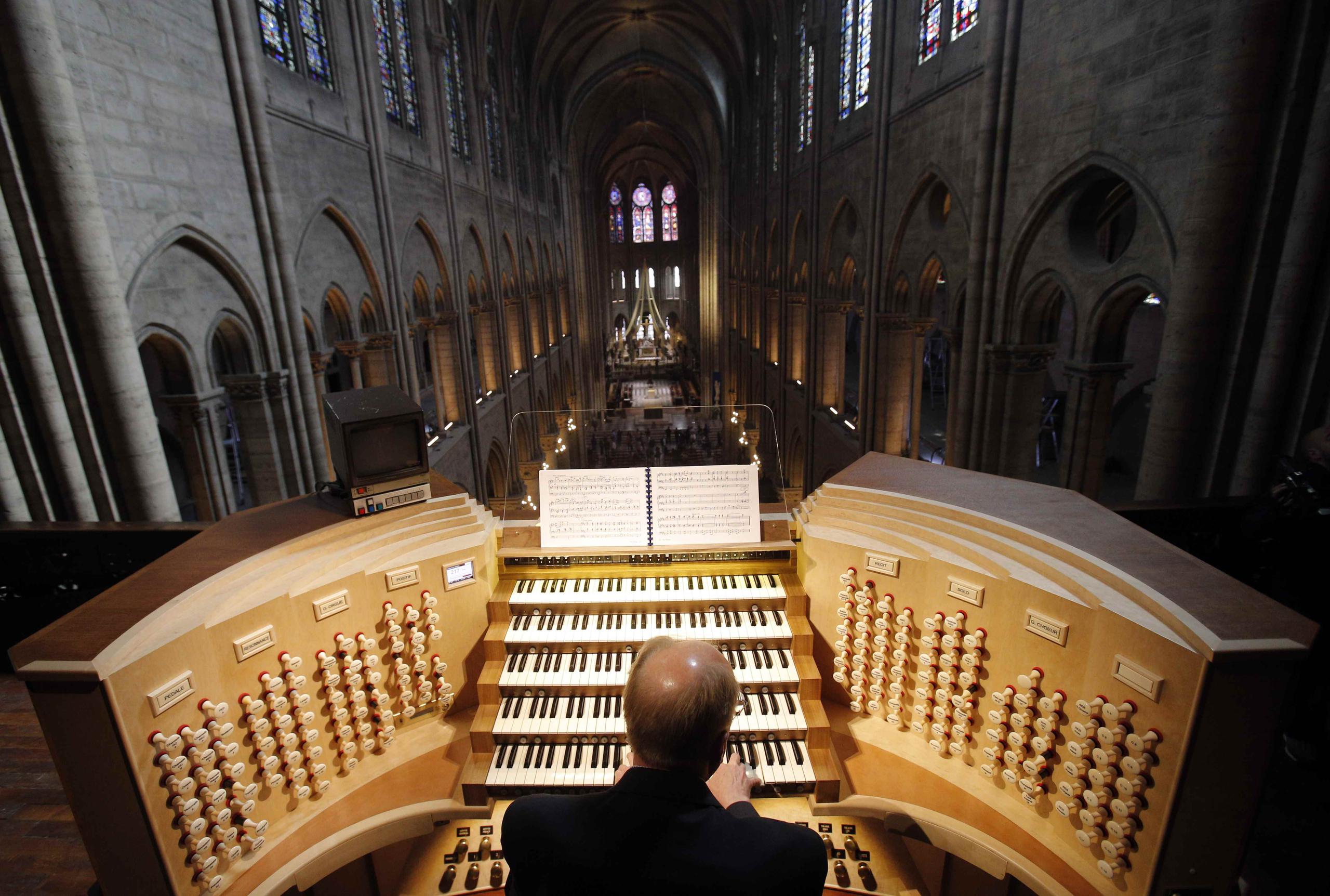 En esta foto de archivo del 2 de mayo de 2013, Philippe Lefebvre, de 64 años, toca el órgano de la catedral de Notre Dame en París. (AP / Christophe Ena)